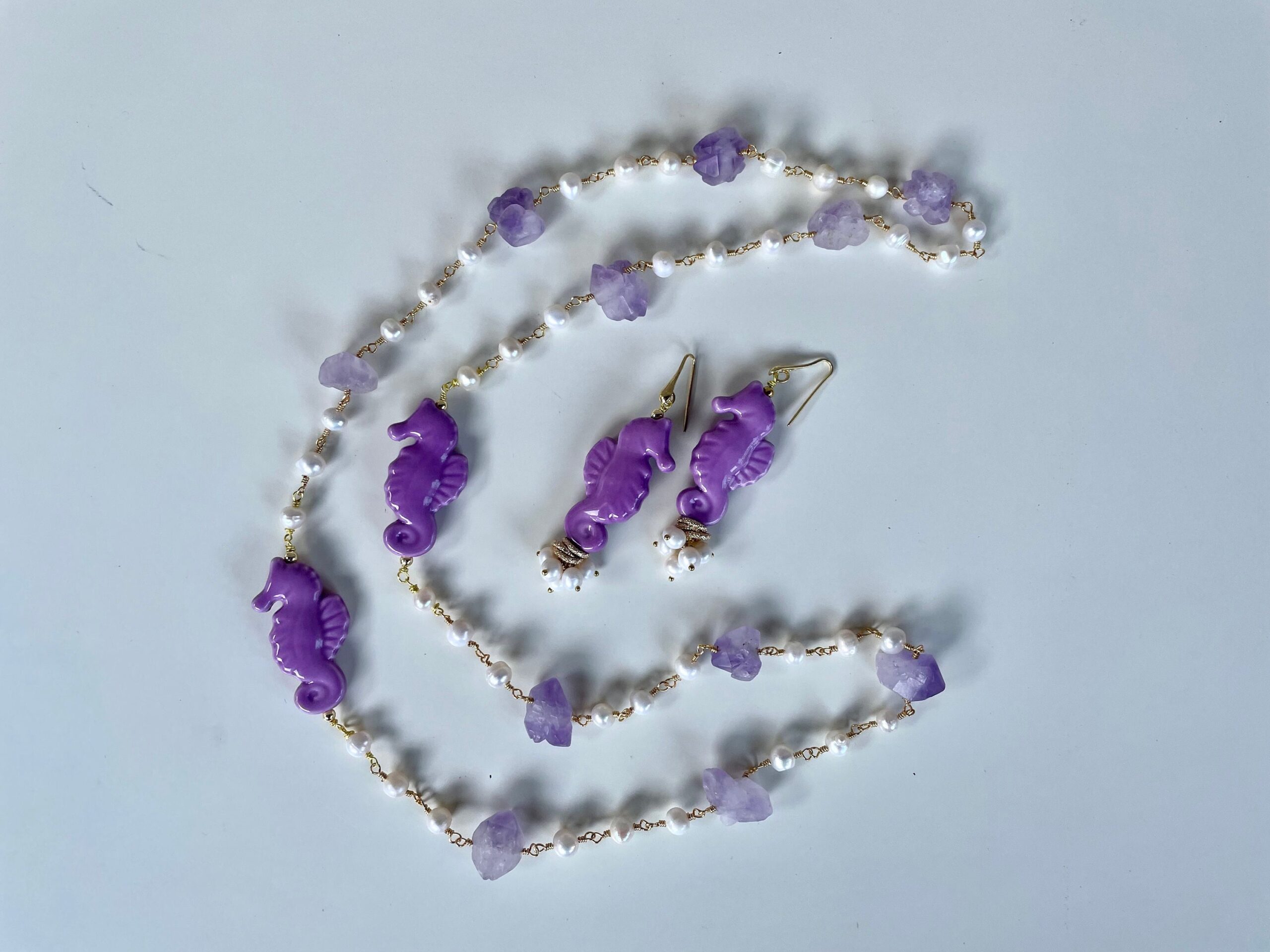 Collana siciliana, lunga, sassi di ametista, perle di fiume e cavallucci marini in ceramica di Caltagirone. Collane caratteristiche siciliane