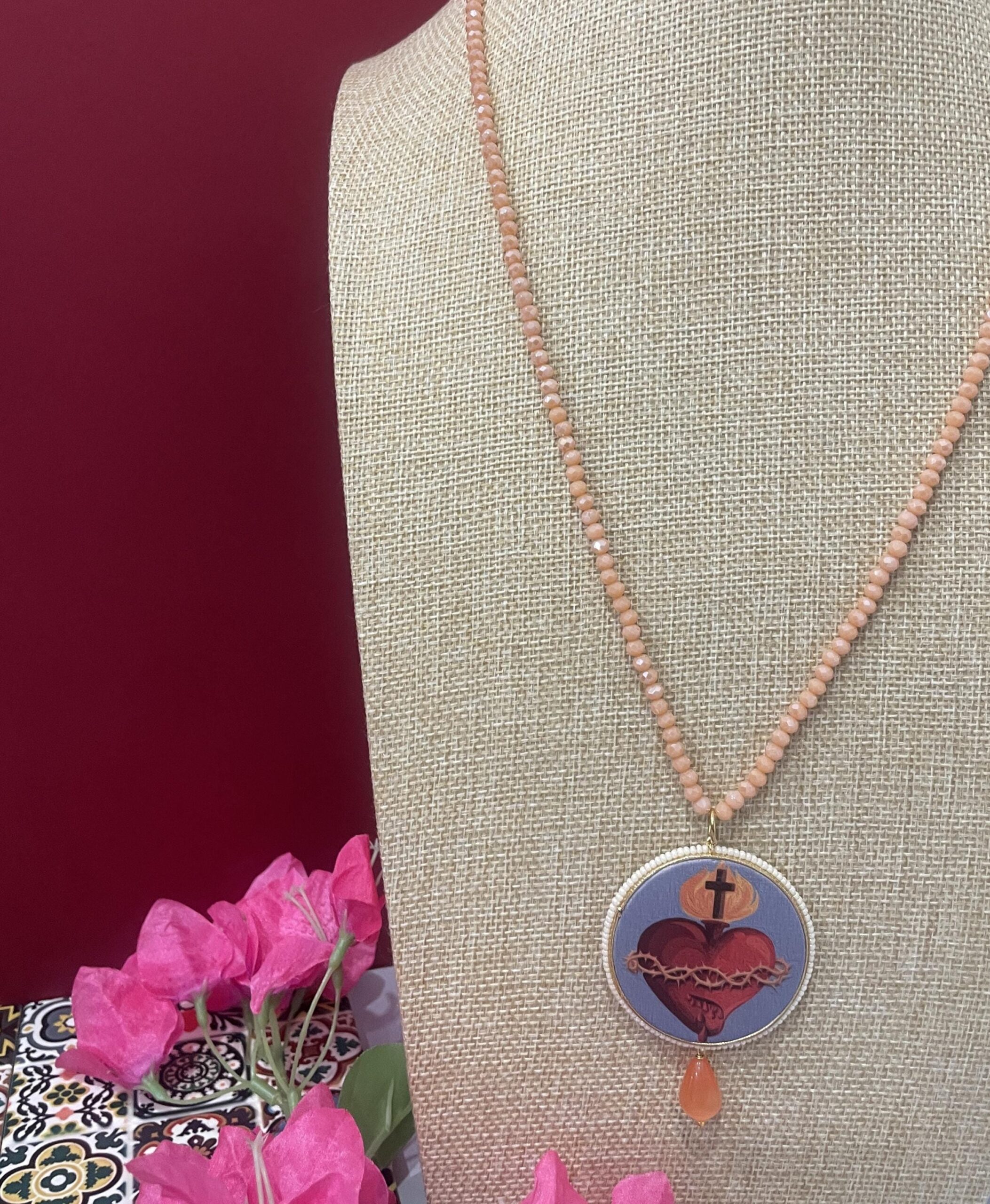 Collana siciliana con filo cristalli rosa, grande medaglione double-face con Cuore Sacro, perla a goccia di Occhio di gatto. Collane caratteristiche siciliane