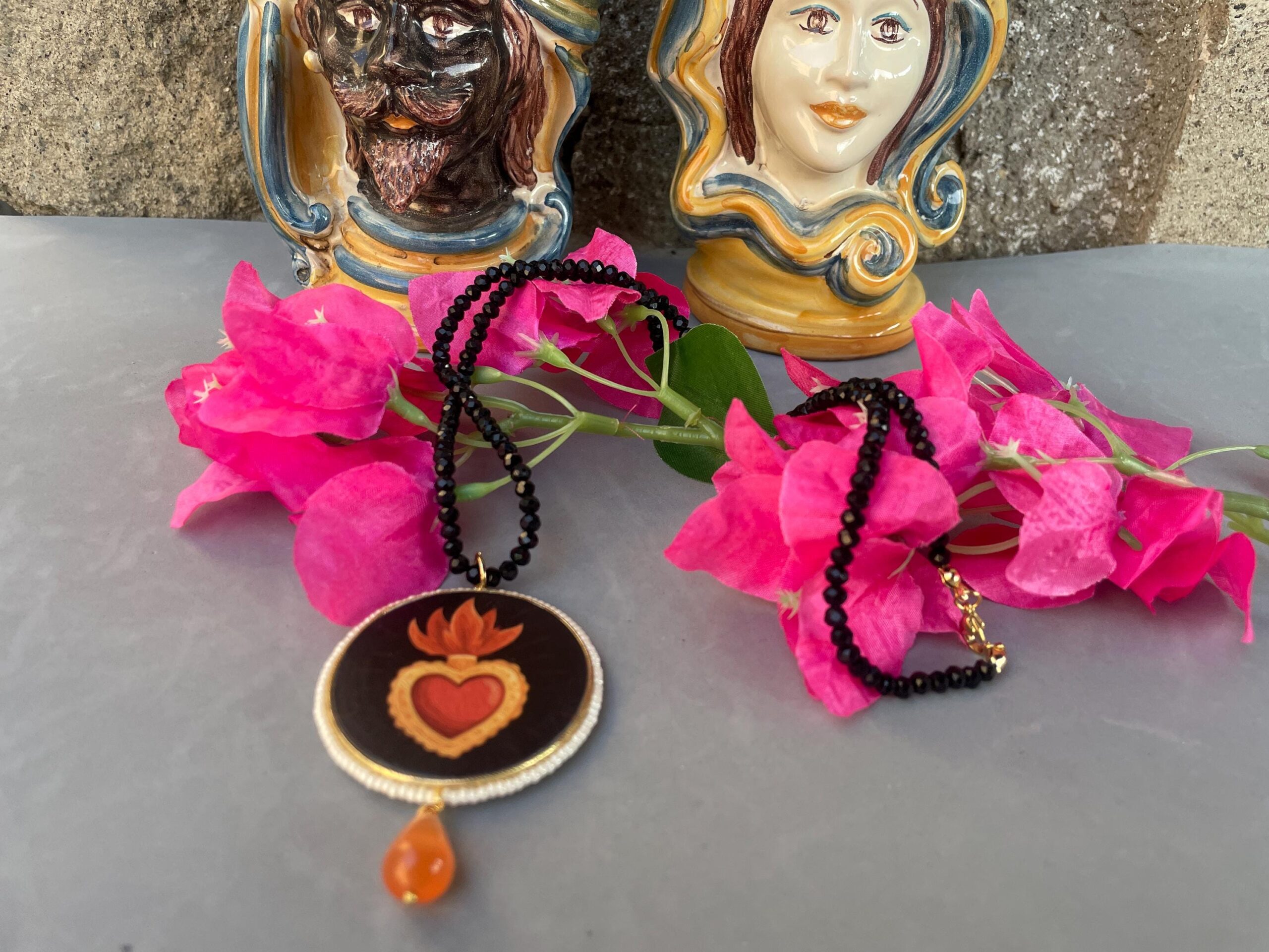 Collana siciliana con filo cristalli neri, grande medaglione double-face con Cuore Sacro, perla a goccia di Occhio di gatto. Collane caratteristiche siciliane