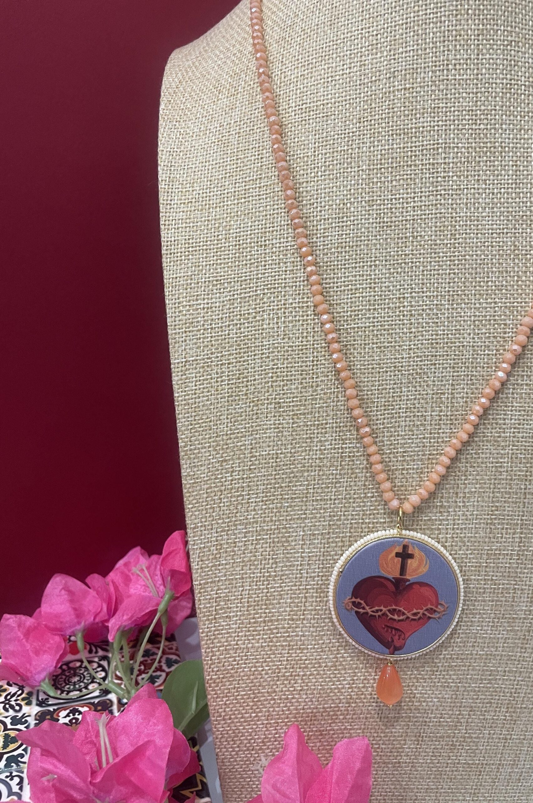 Collana siciliana con filo cristalli rosa, grande medaglione double-face con Cuore Sacro, perla a goccia di Occhio di gatto. Collane caratteristiche siciliane