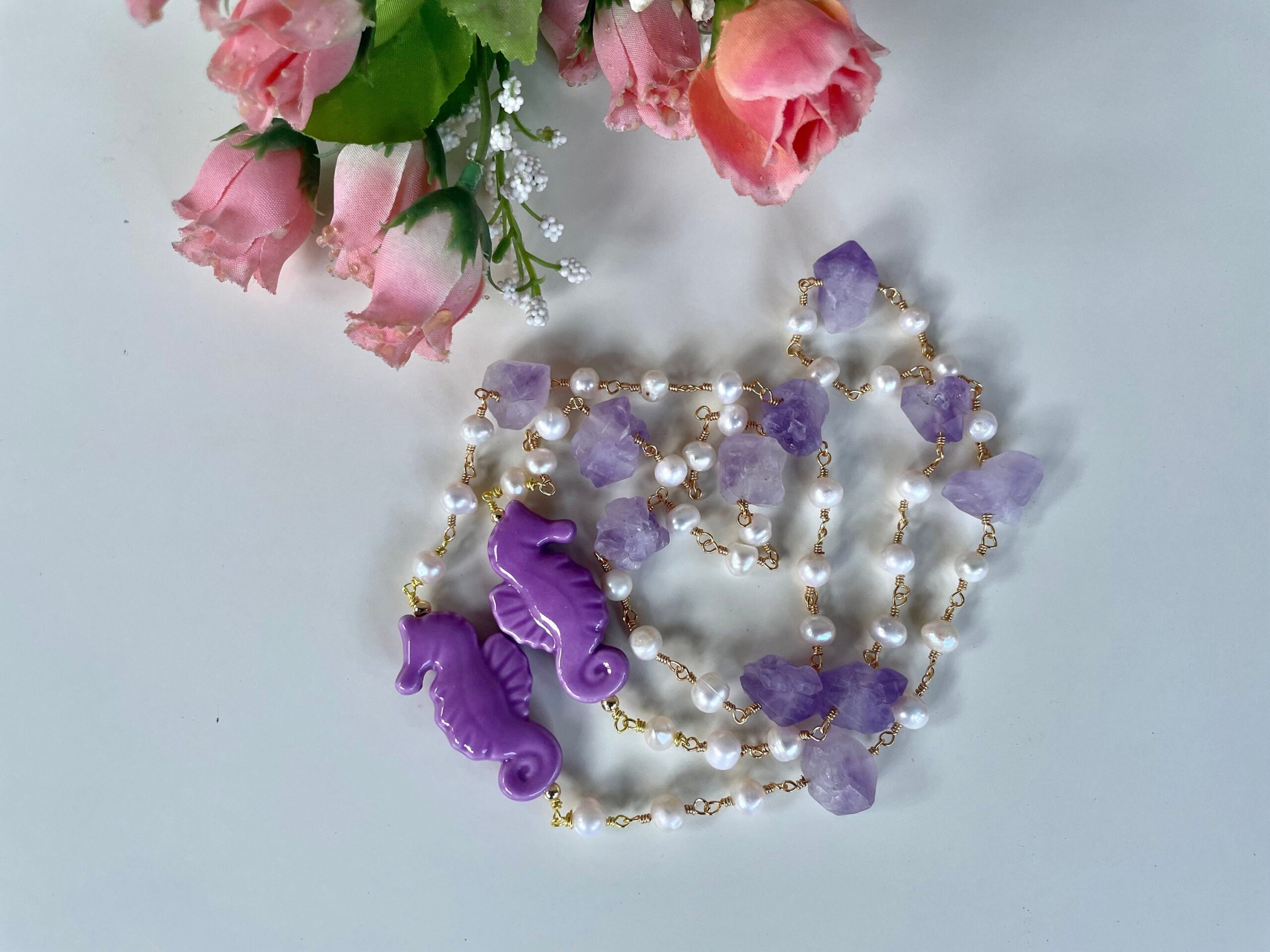 Collana siciliana, lunga, sassi di ametista, perle di fiume e cavallucci marini in ceramica di Caltagirone. Collane caratteristiche siciliane