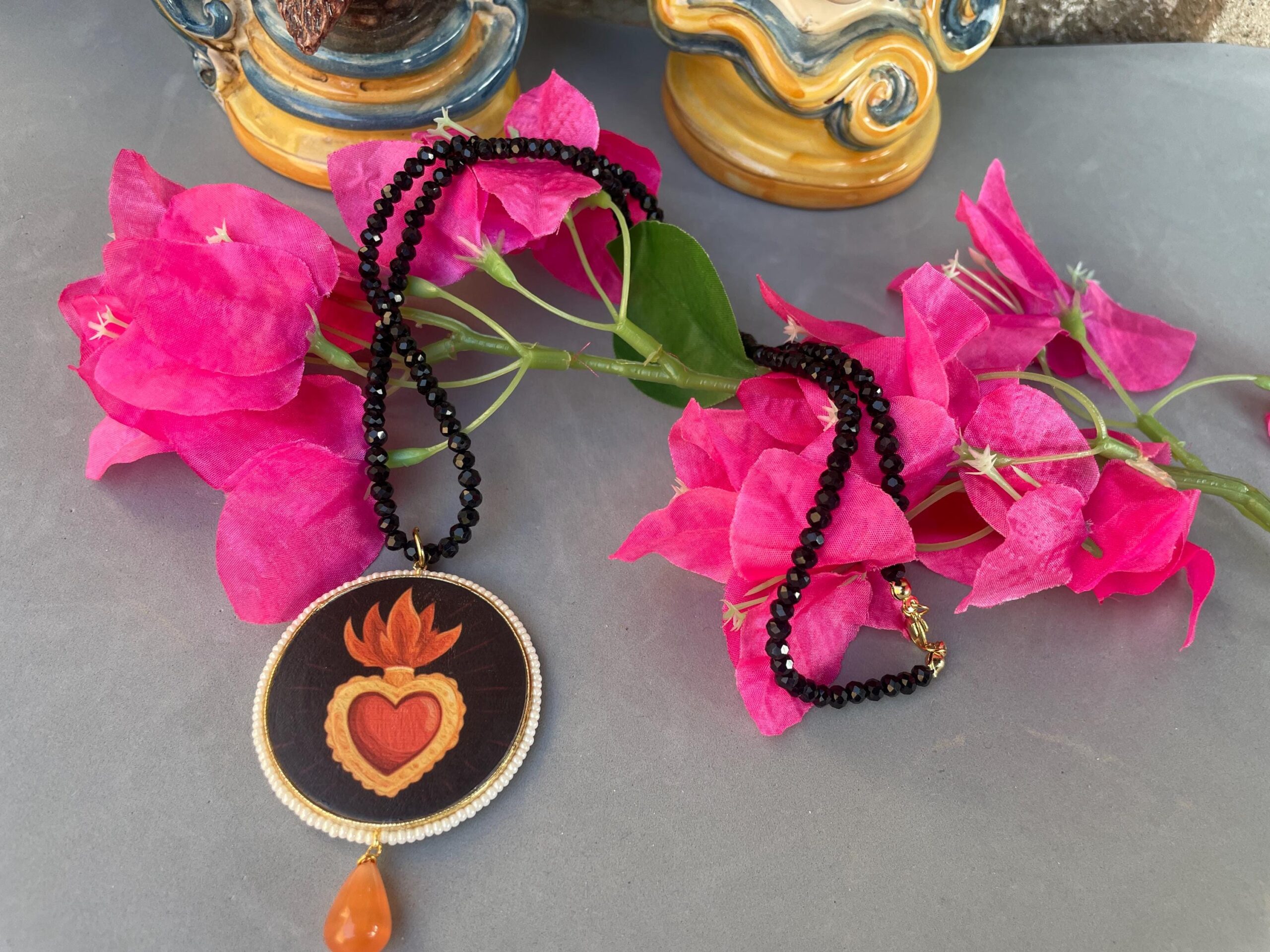 Collana siciliana con filo cristalli neri, grande medaglione double-face con Cuore Sacro, perla a goccia di Occhio di gatto. Collane caratteristiche siciliane