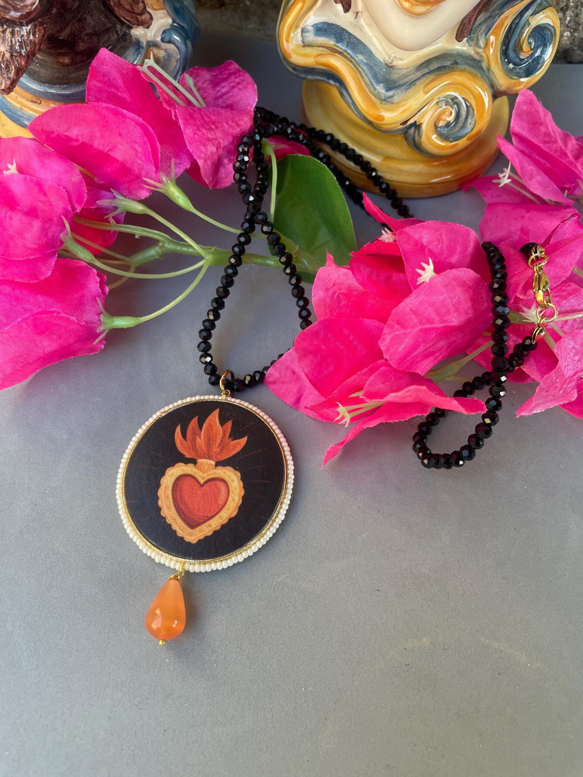 Collana siciliana con filo cristalli neri, grande medaglione double-face con Cuore Sacro, perla a goccia di Occhio di gatto. Collane caratteristiche siciliane