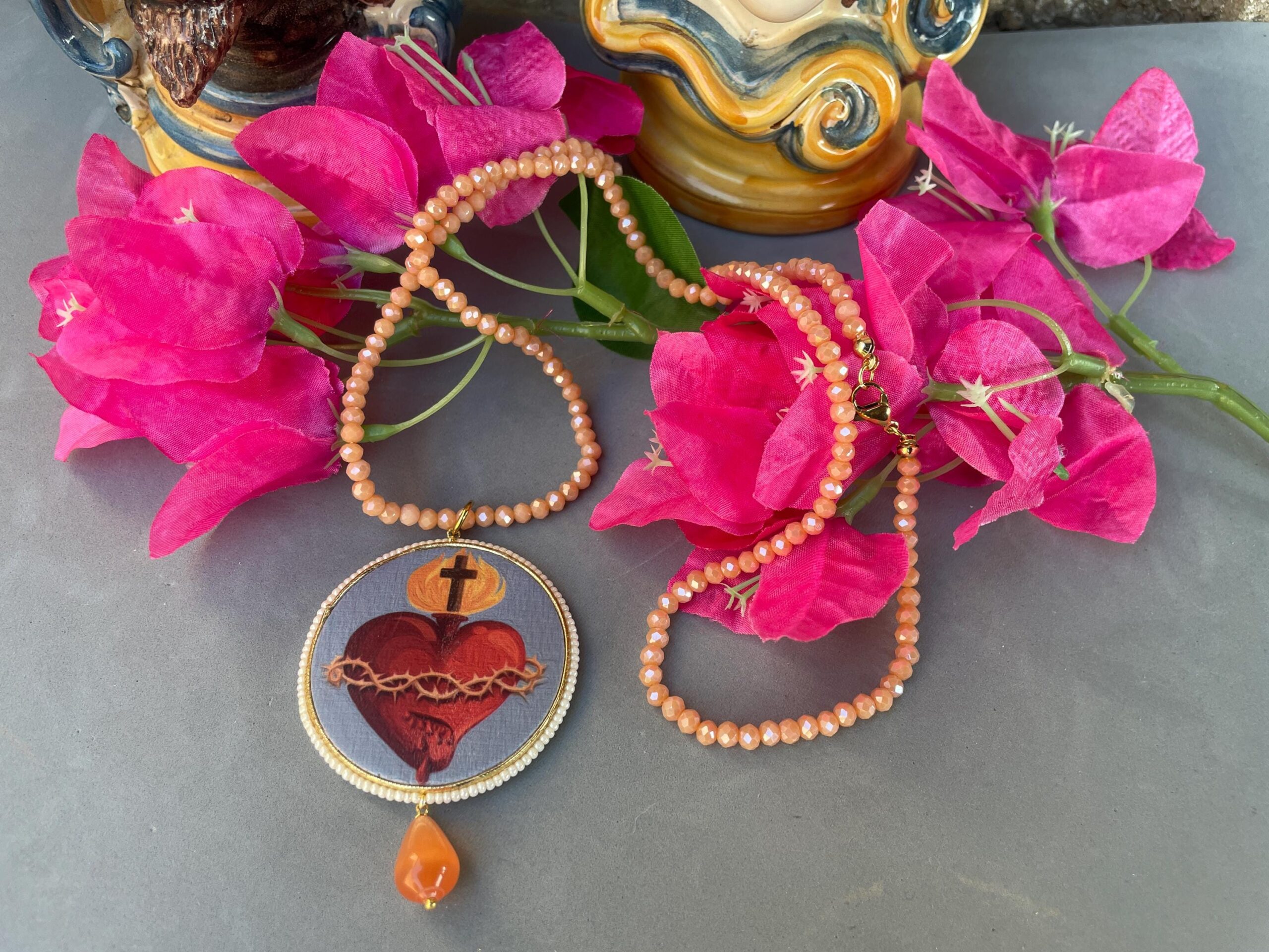 Collana siciliana con filo cristalli rosa, grande medaglione double-face con Cuore Sacro, perla a goccia di Occhio di gatto. Collane caratteristiche siciliane