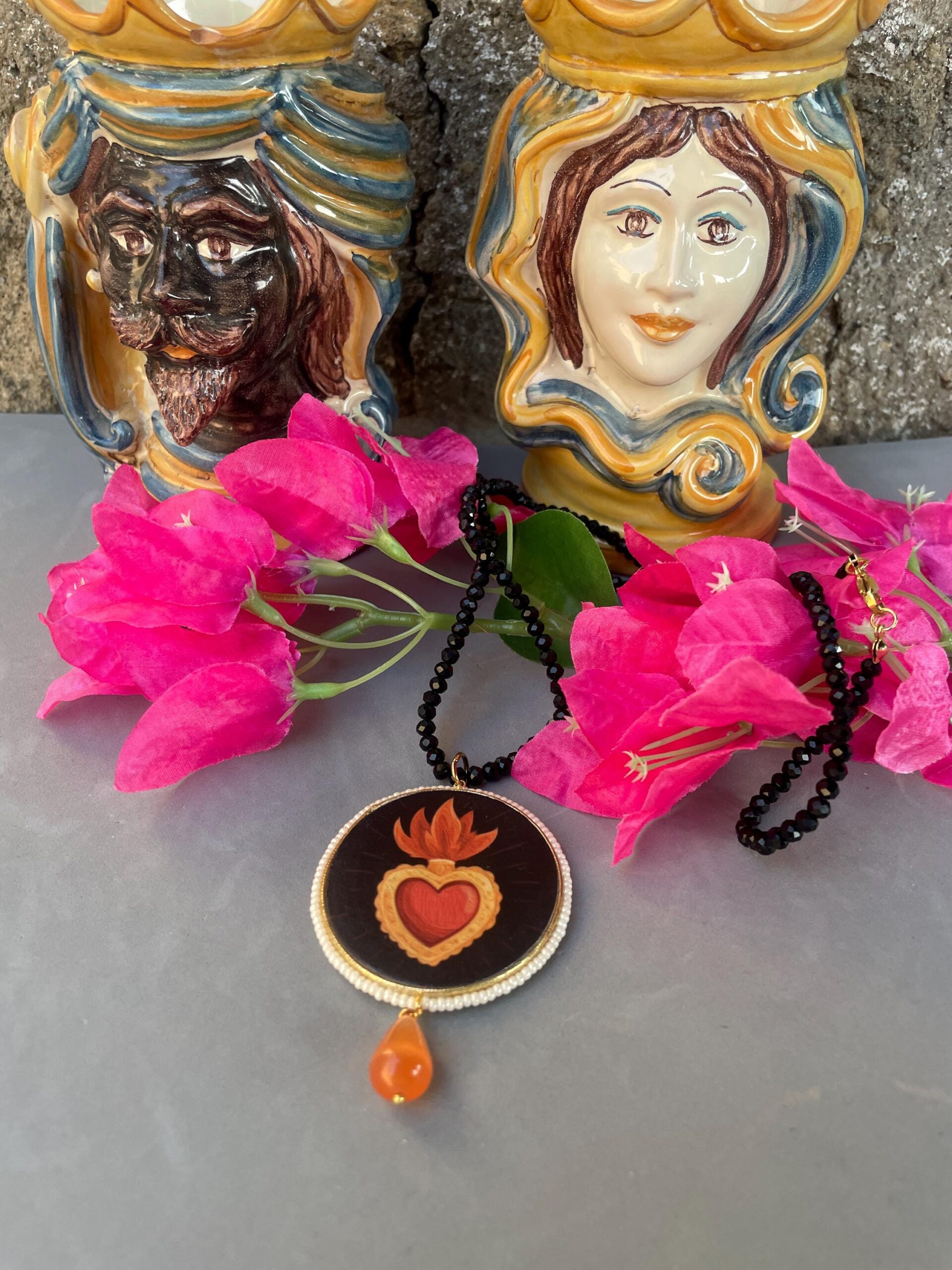 Collana siciliana con filo cristalli neri, grande medaglione double-face con Cuore Sacro, perla a goccia di Occhio di gatto. Collane caratteristiche siciliane