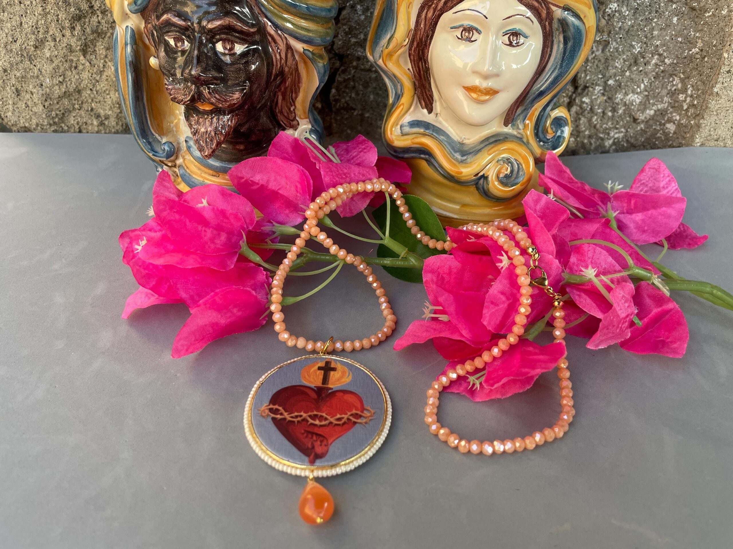 Collana siciliana con filo cristalli rosa, grande medaglione double-face con Cuore Sacro, perla a goccia di Occhio di gatto. Collane caratteristiche siciliane