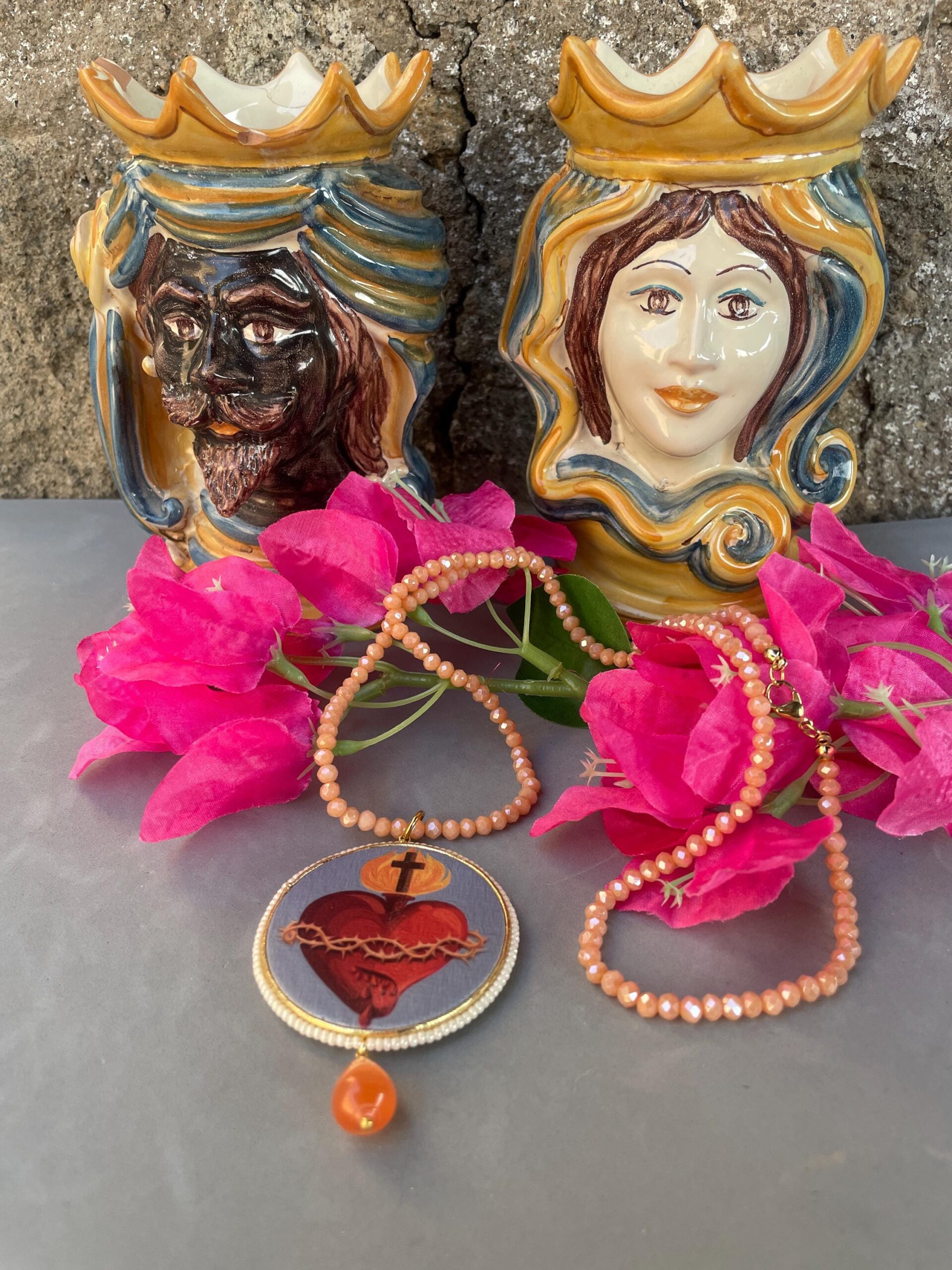 Collana siciliana con filo cristalli rosa, grande medaglione double-face con Cuore Sacro, perla a goccia di Occhio di gatto. Collane caratteristiche siciliane