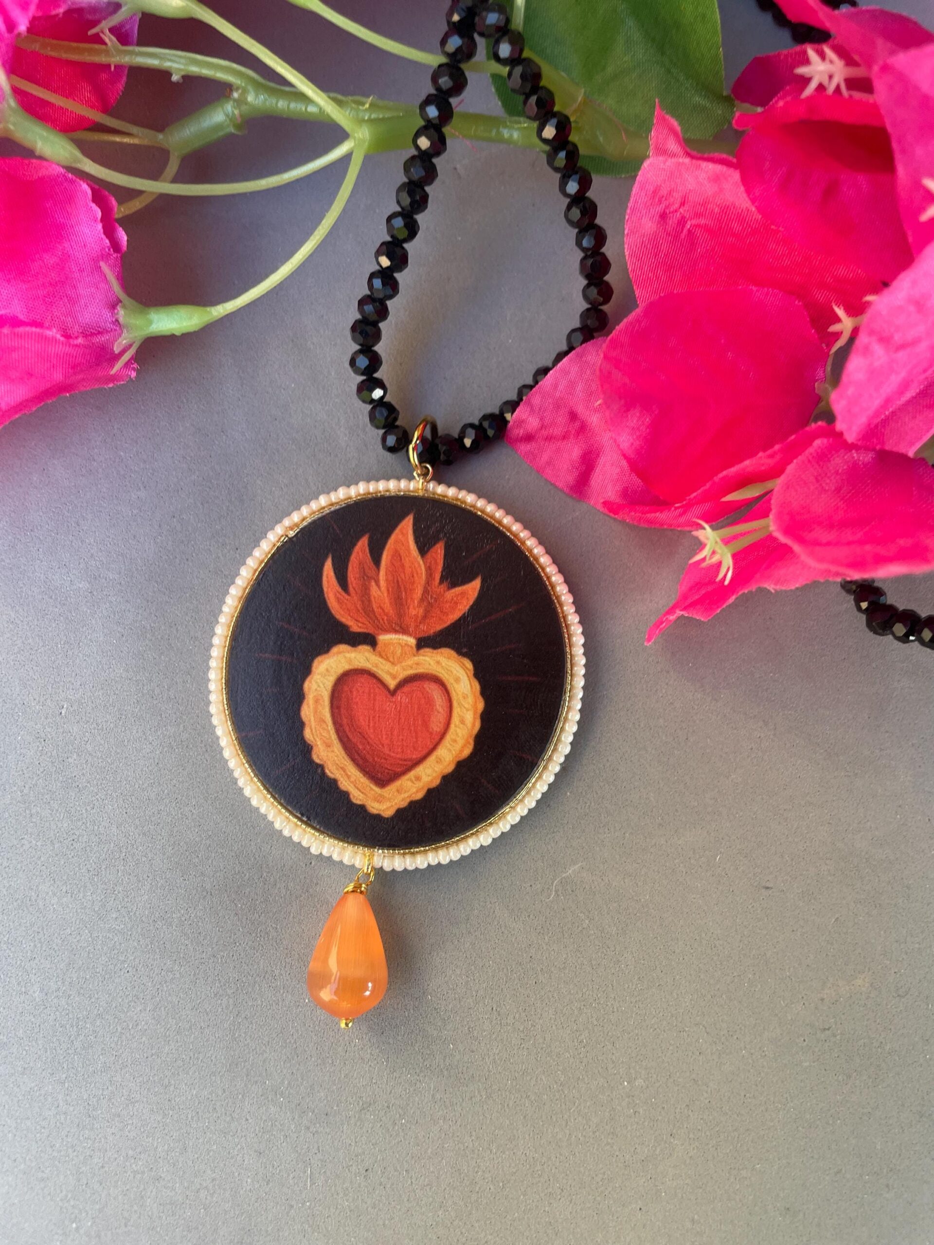 Collana siciliana con filo cristalli neri, grande medaglione double-face con Cuore Sacro, perla a goccia di Occhio di gatto. Collane caratteristiche siciliane