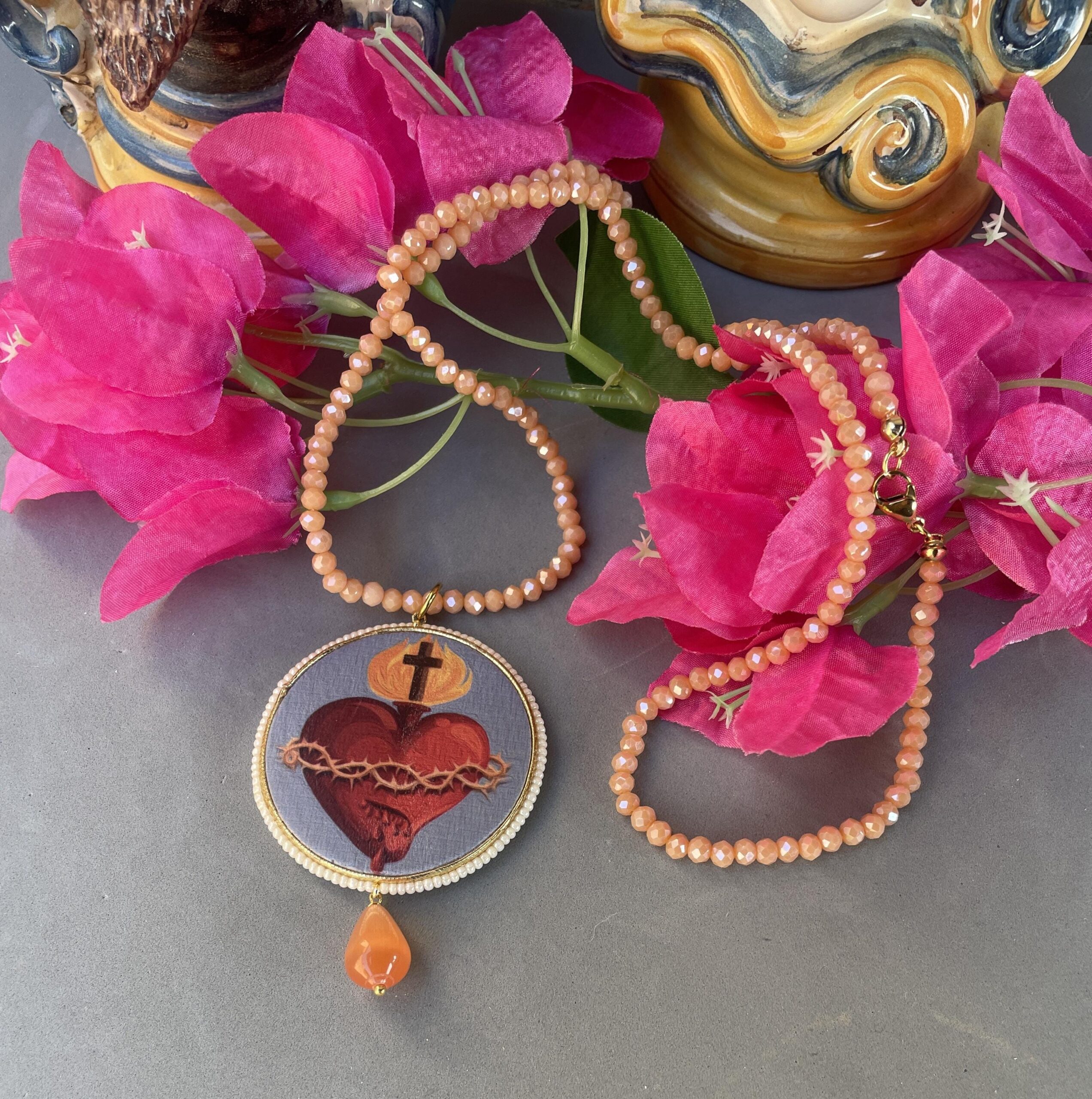Collana siciliana con filo cristalli rosa, grande medaglione double-face con Cuore Sacro, perla a goccia di Occhio di gatto. Collane caratteristiche siciliane