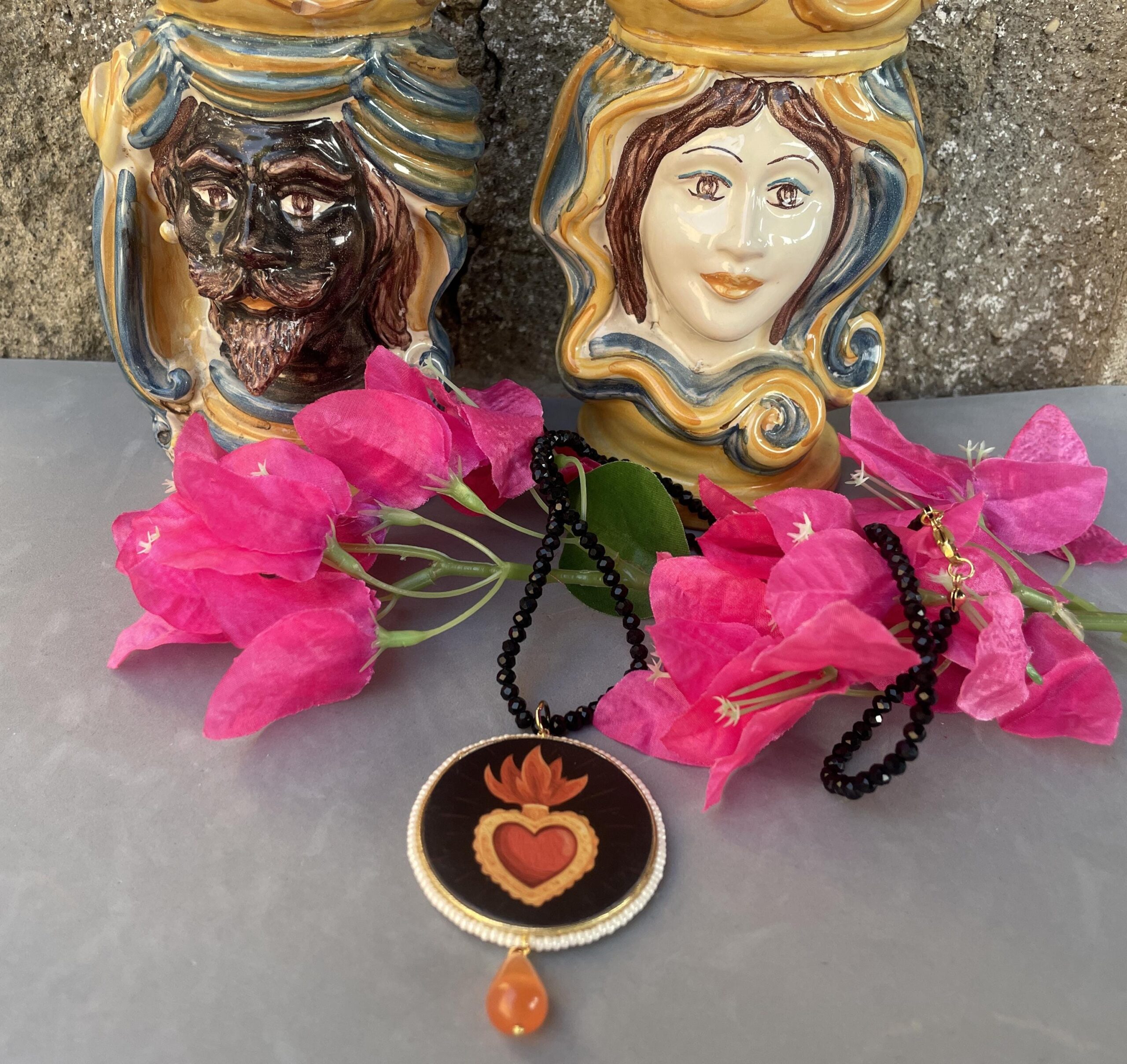 Collana siciliana con filo cristalli neri, grande medaglione double-face con Cuore Sacro, perla a goccia di Occhio di gatto. Collane caratteristiche siciliane