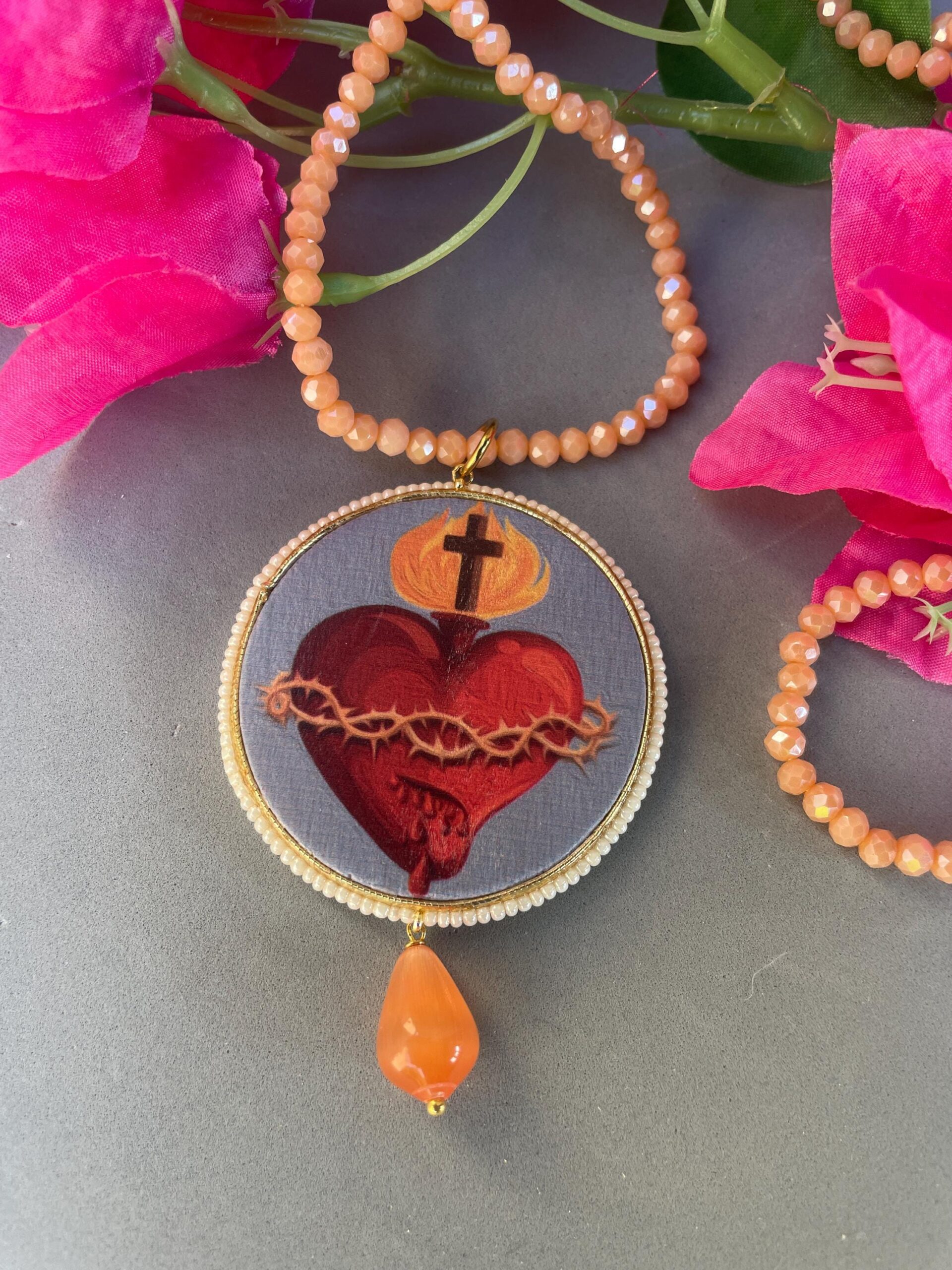 Collana siciliana con filo cristalli rosa, grande medaglione double-face con Cuore Sacro, perla a goccia di Occhio di gatto. Collane caratteristiche siciliane
