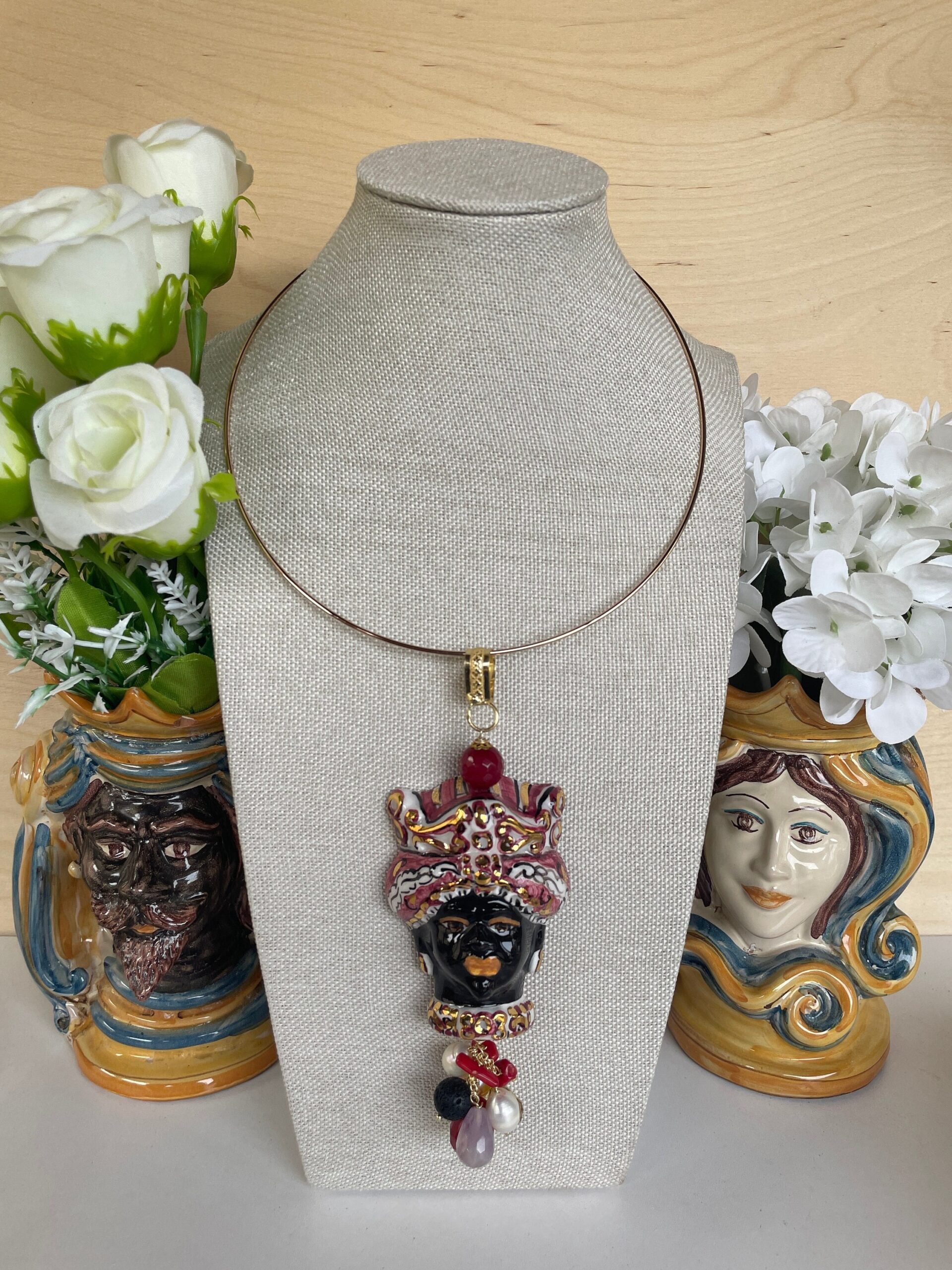 Collana a cerchio rigida, collare rigido con pendente, ciondolo maxi con Testa di Moro, Ceramica di Caltagirone dipinta a mano. Collane caratteristiche siciliane