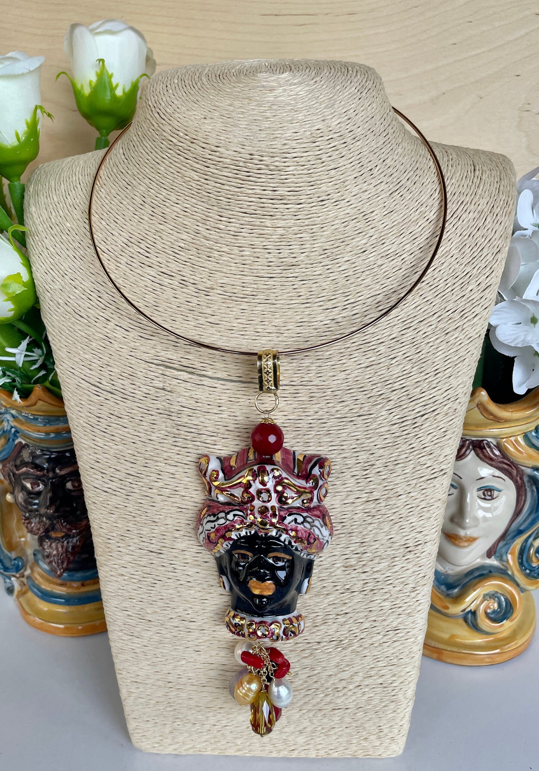 Collana a cerchio rigida, collare rigido con pendente, ciondolo maxi con Testa di Moro, Ceramica di Caltagirone dipinta a mano. Collane caratteristiche siciliane