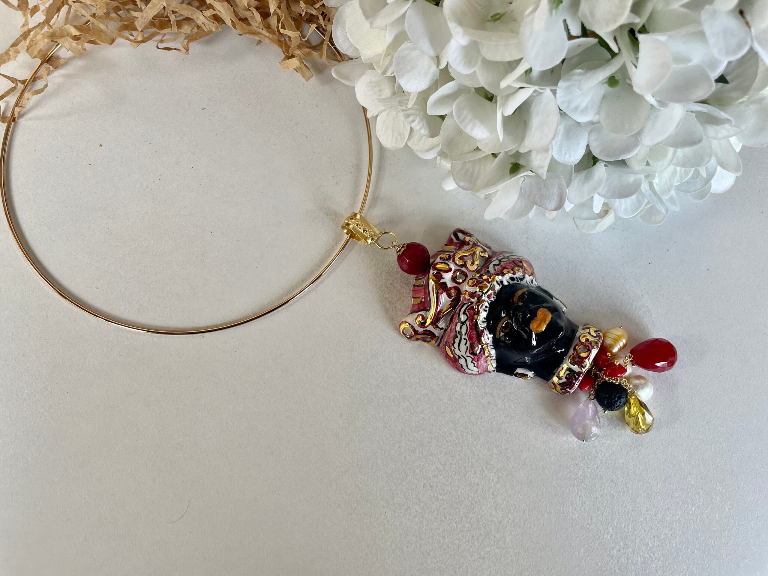 Collana a cerchio rigida, collare rigido con pendente, ciondolo maxi con Testa di Moro, Ceramica di Caltagirone dipinta a mano. Collane caratteristiche siciliane