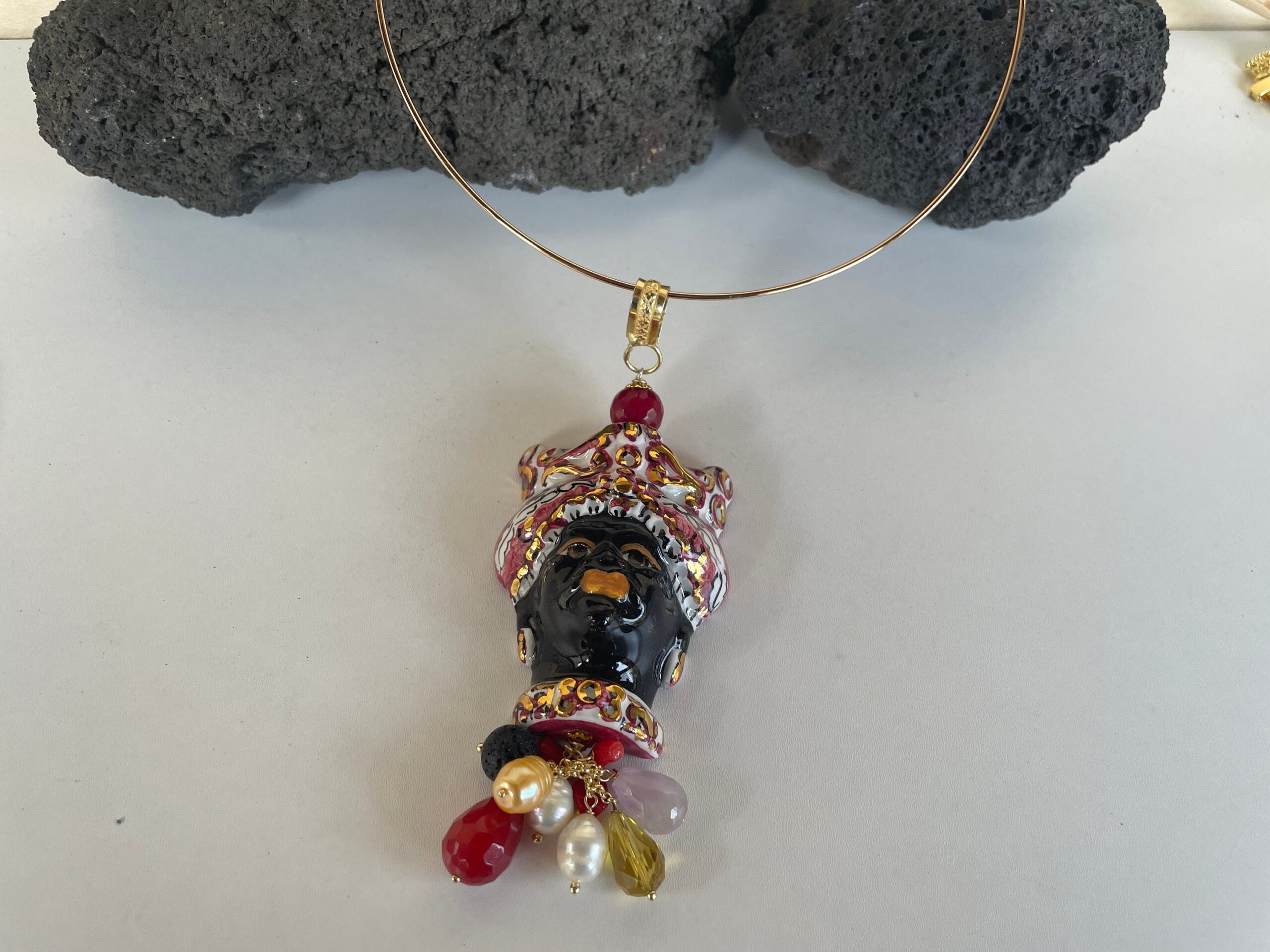 Collana a cerchio rigida, collare rigido con pendente, ciondolo maxi con Testa di Moro, Ceramica di Caltagirone dipinta a mano. Collane caratteristiche siciliane