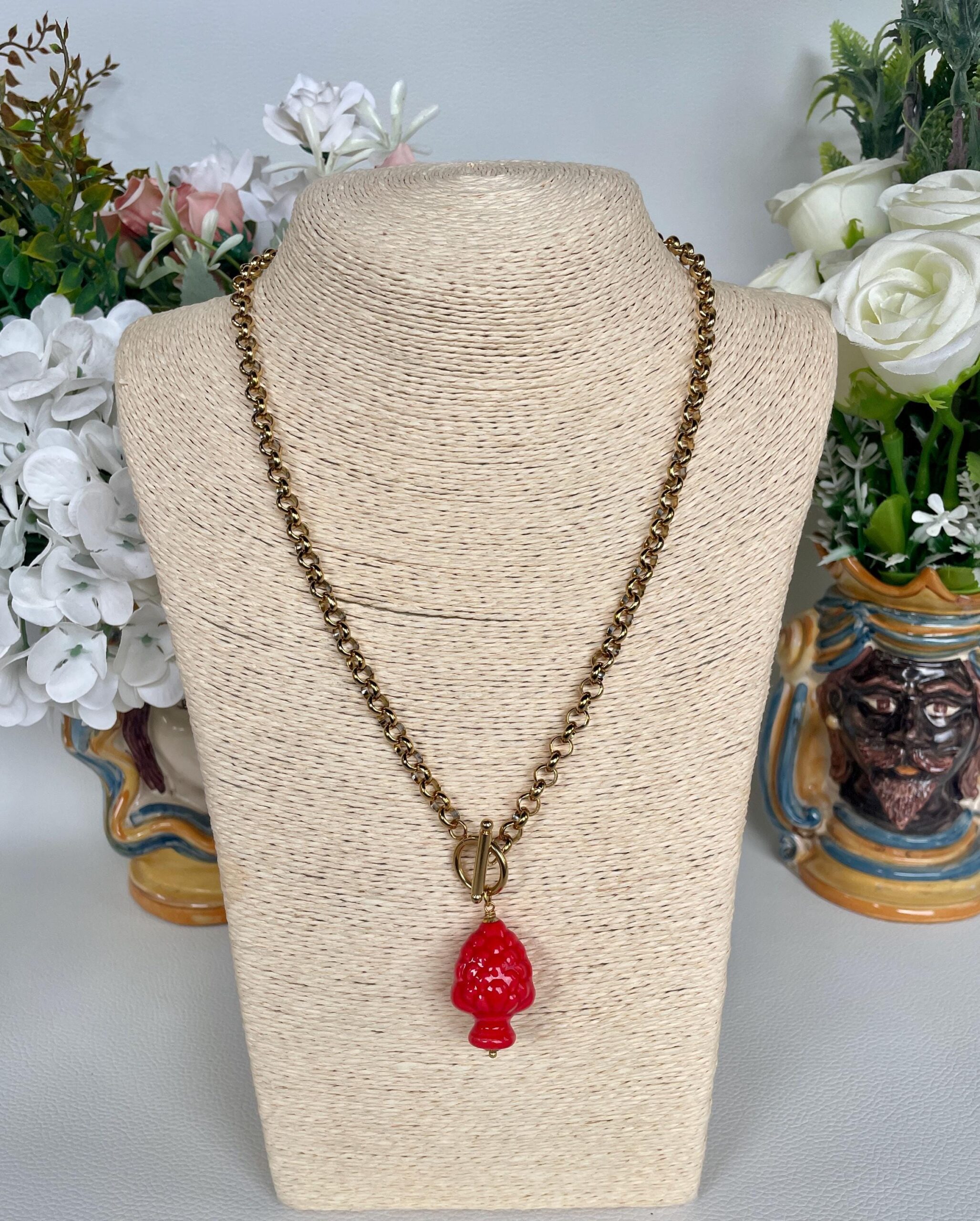 Collana siciliana corta con catena d’acciaio e ciondolo Pigna di ceramica di Caltagirone rossa o verde. Idea regalo donna. Collane caratteristiche siciliane