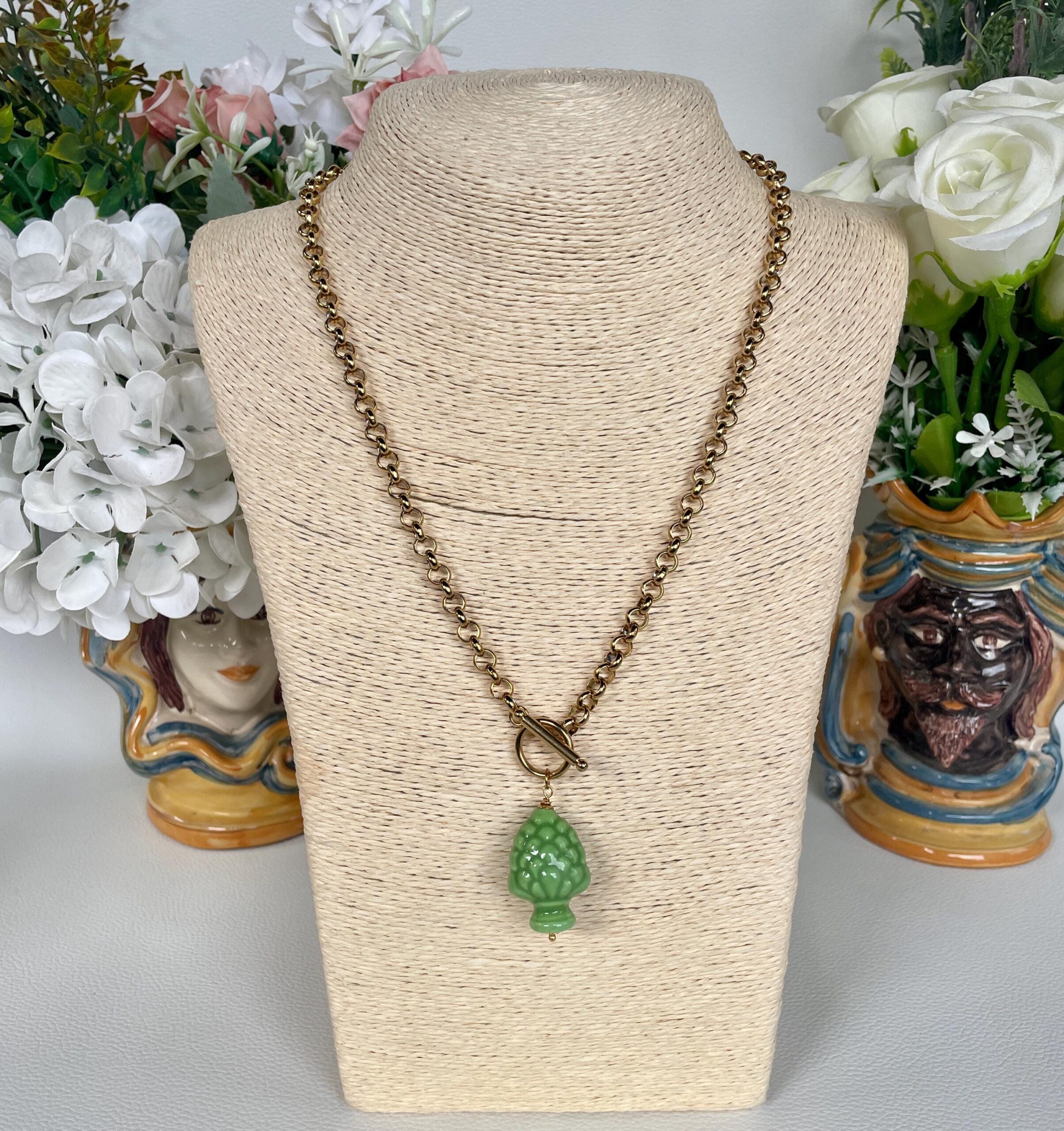 Collana siciliana corta con catena d’acciaio e ciondolo Pigna di ceramica di Caltagirone rossa o verde. Idea regalo donna. Collane caratteristiche siciliane