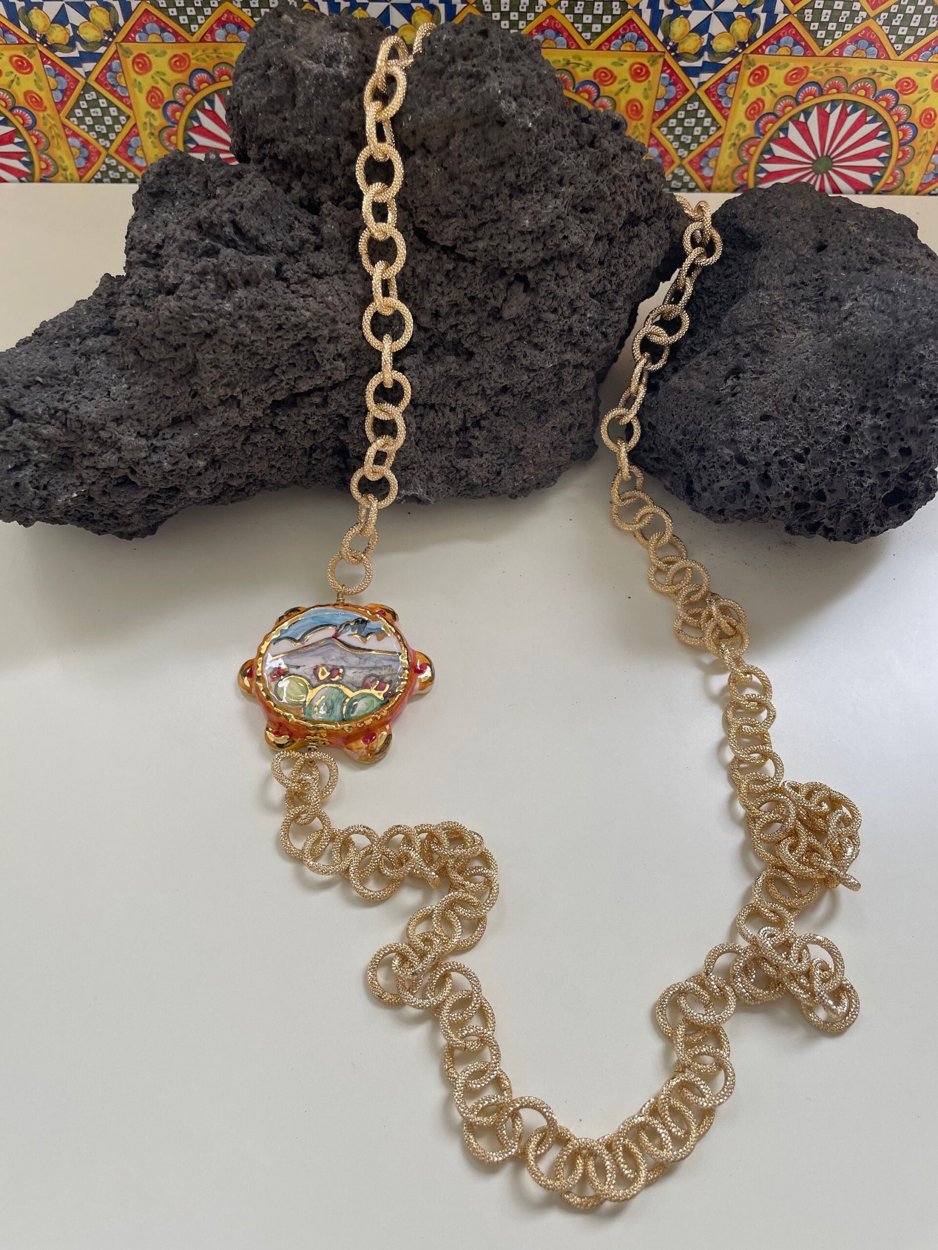 Collana siciliana, catena a maglia larga, catena alluminio anallergico, tamburello in ceramica di Caltagirone, collana lunga. Collane caratteristiche siciliane