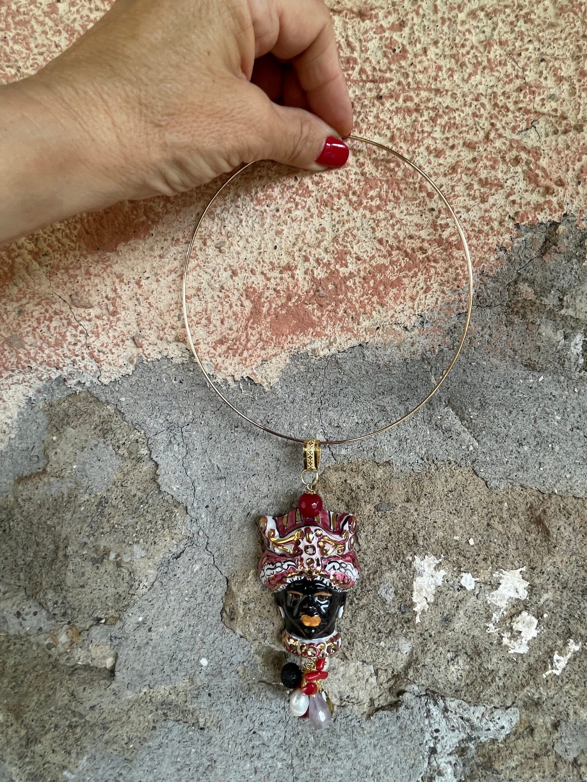 Collana a cerchio rigida, collare rigido con pendente, ciondolo maxi con Testa di Moro, Ceramica di Caltagirone dipinta a mano. Collane caratteristiche siciliane