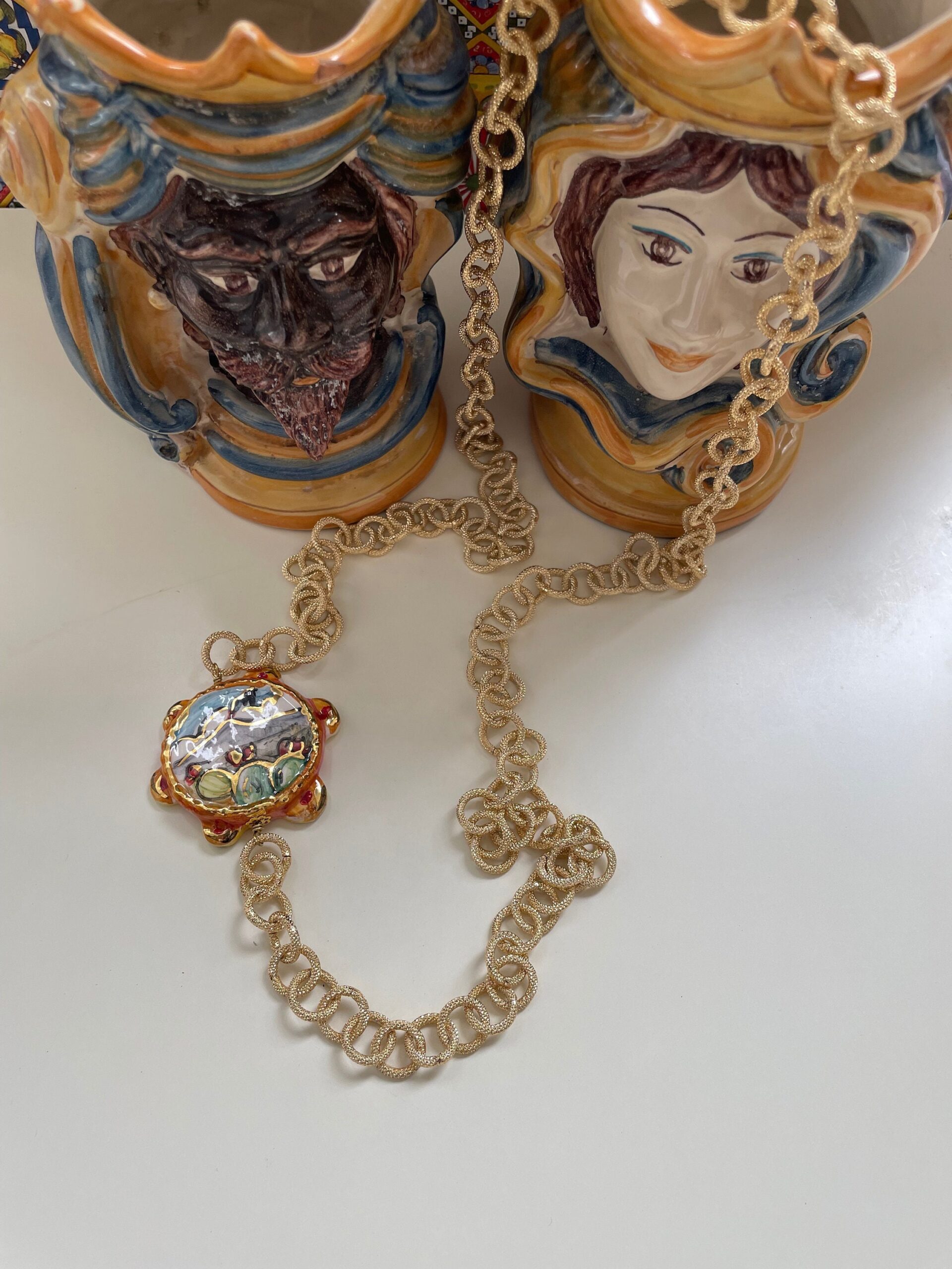 Collana siciliana, catena a maglia larga, catena alluminio anallergico, tamburello in ceramica di Caltagirone, collana lunga. Collane caratteristiche siciliane