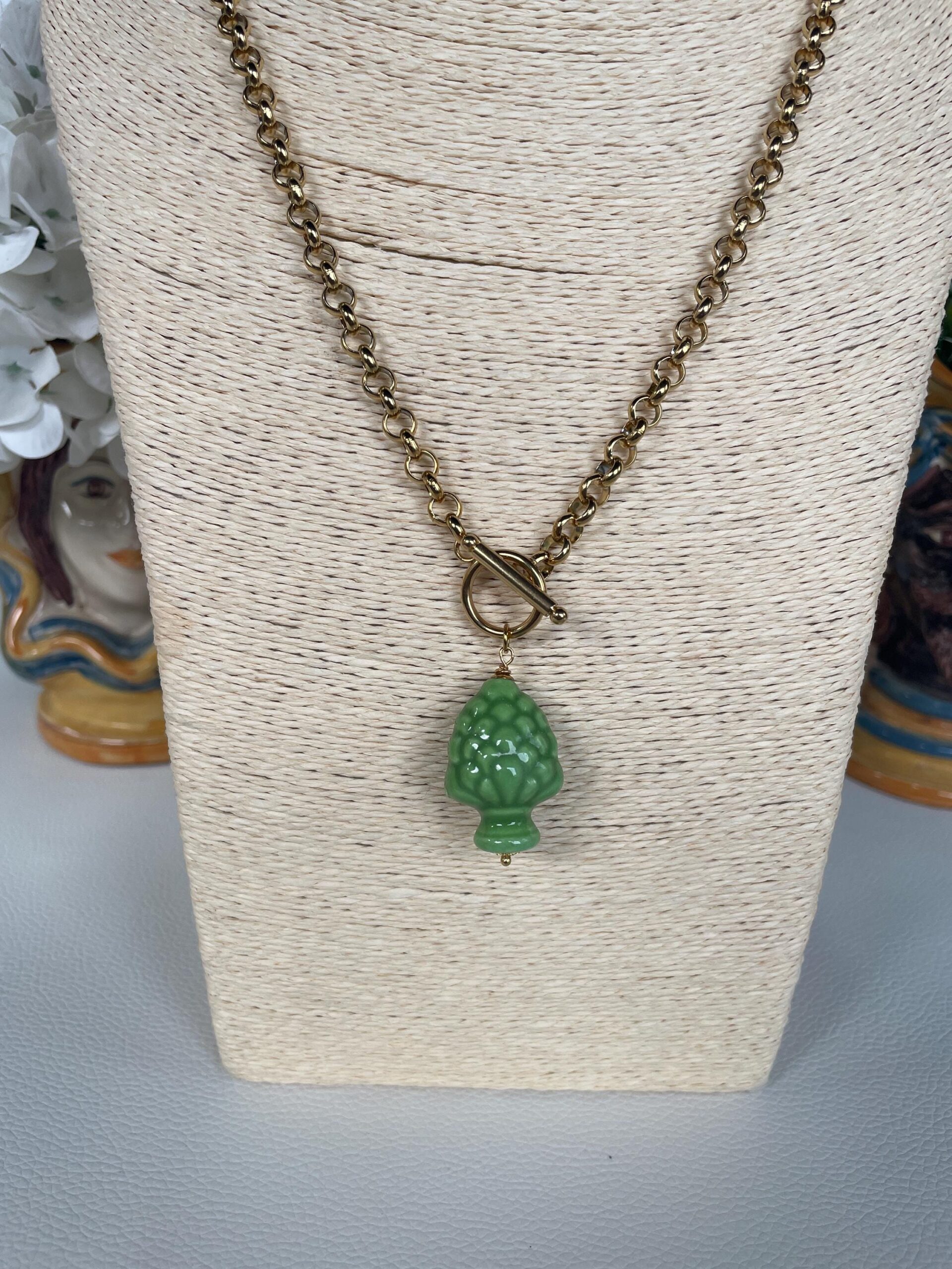 Collana siciliana corta con catena d’acciaio e ciondolo Pigna di ceramica di Caltagirone rossa o verde. Idea regalo donna. Collane caratteristiche siciliane