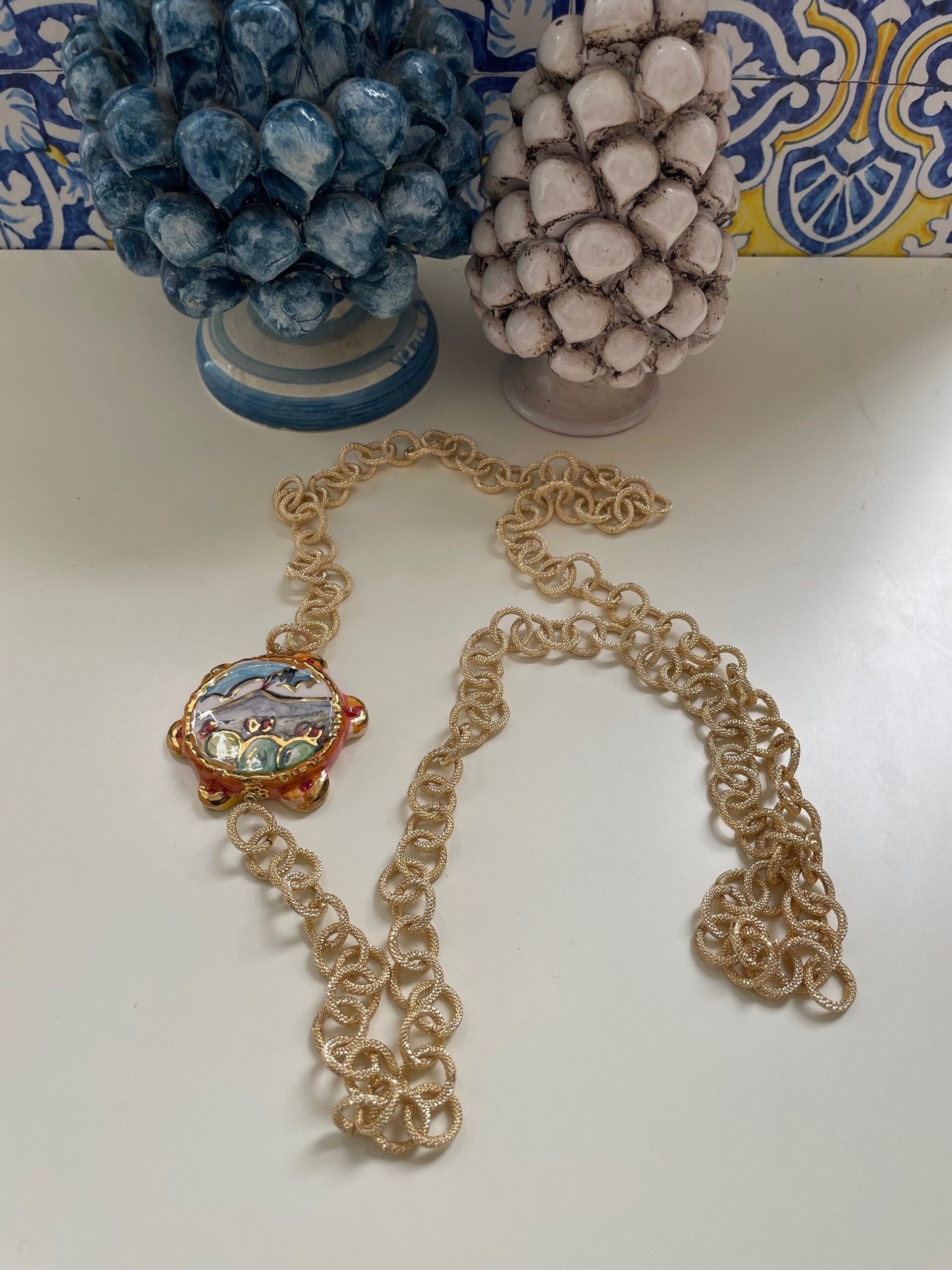 Collana siciliana, catena a maglia larga, catena alluminio anallergico, tamburello in ceramica di Caltagirone, collana lunga. Collane caratteristiche siciliane