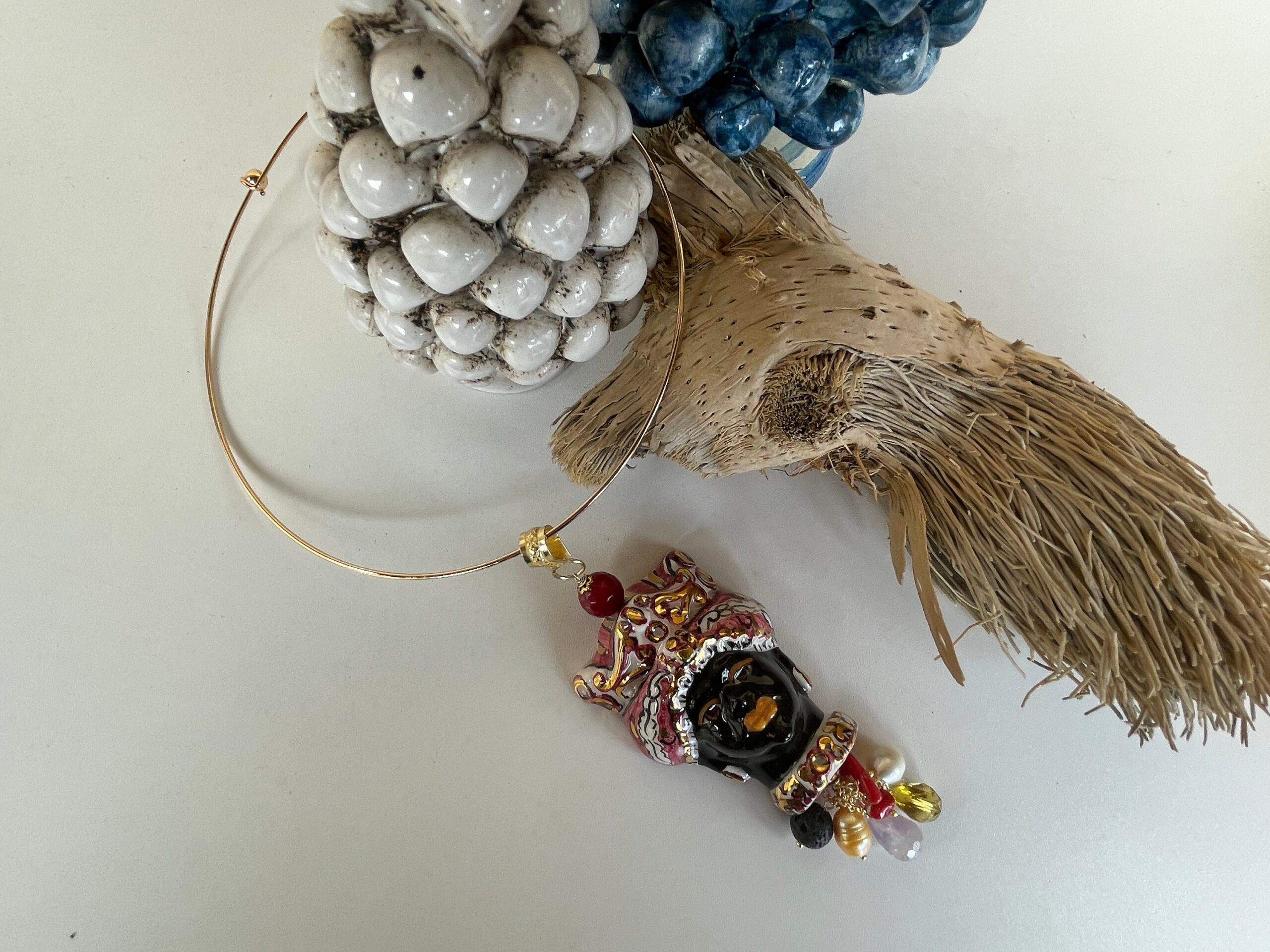 Collana a cerchio rigida, collare rigido con pendente, ciondolo maxi con Testa di Moro, Ceramica di Caltagirone dipinta a mano. Collane caratteristiche siciliane