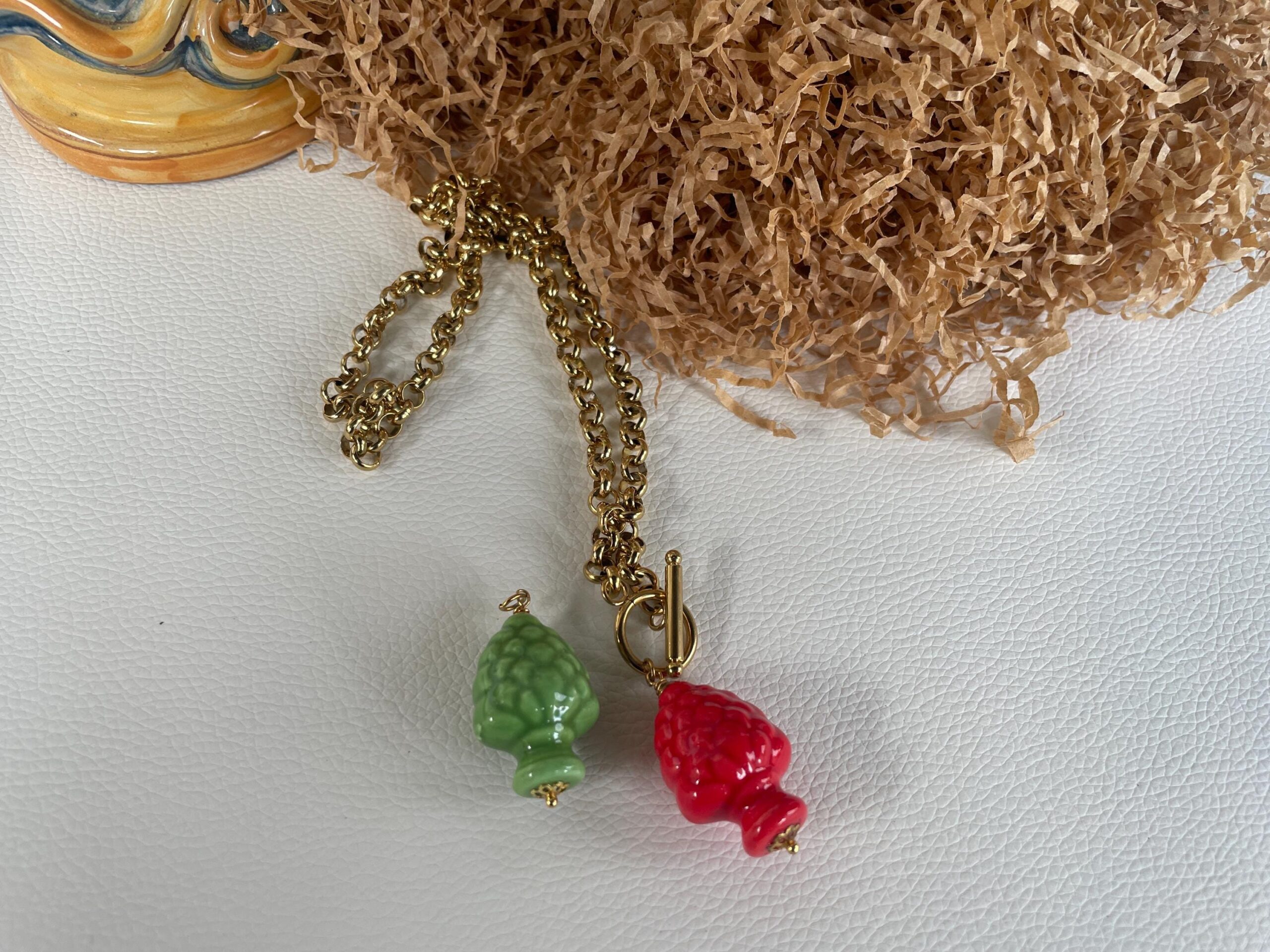 Collana siciliana corta con catena d’acciaio e ciondolo Pigna di ceramica di Caltagirone rossa o verde. Idea regalo donna. Collane caratteristiche siciliane