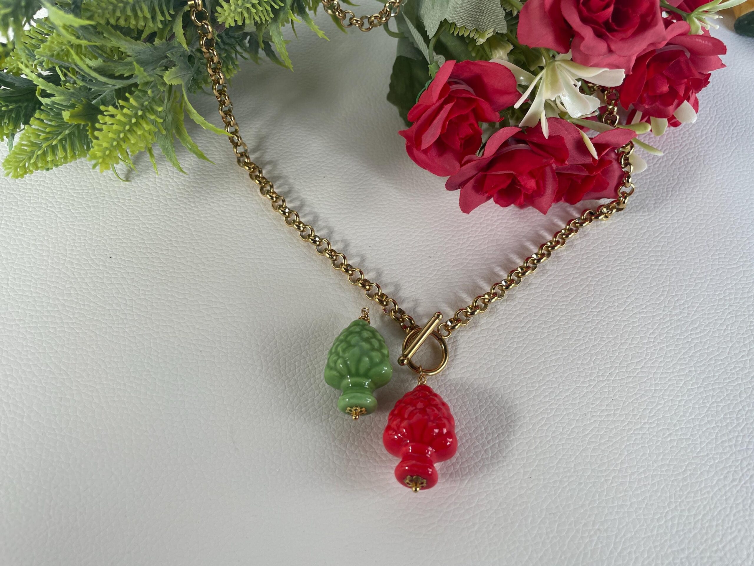 Collana siciliana corta con catena d’acciaio e ciondolo Pigna di ceramica di Caltagirone rossa o verde. Idea regalo donna. Collane caratteristiche siciliane