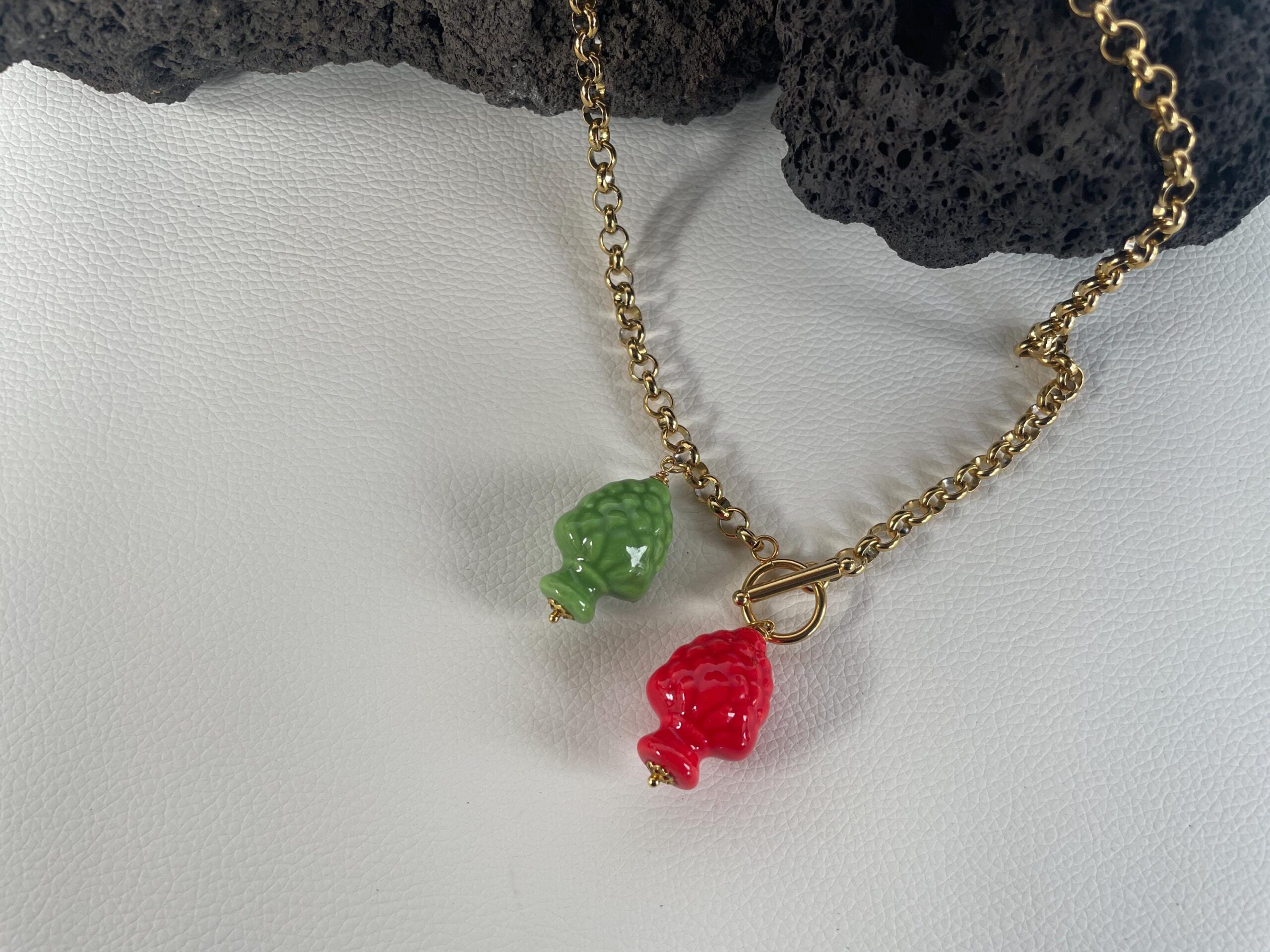 Collana siciliana corta con catena d’acciaio e ciondolo Pigna di ceramica di Caltagirone rossa o verde. Idea regalo donna. Collane caratteristiche siciliane
