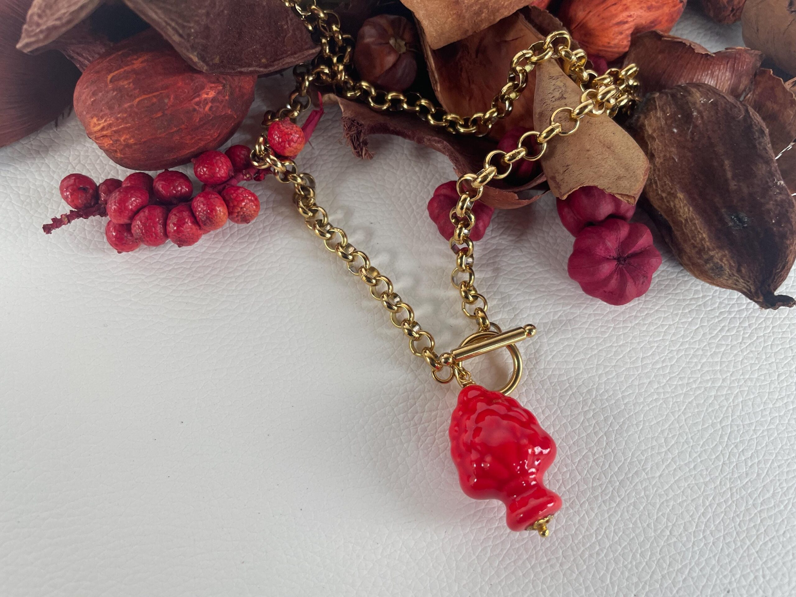 Collana siciliana corta con catena d’acciaio e ciondolo Pigna di ceramica di Caltagirone rossa o verde. Idea regalo donna. Collane caratteristiche siciliane