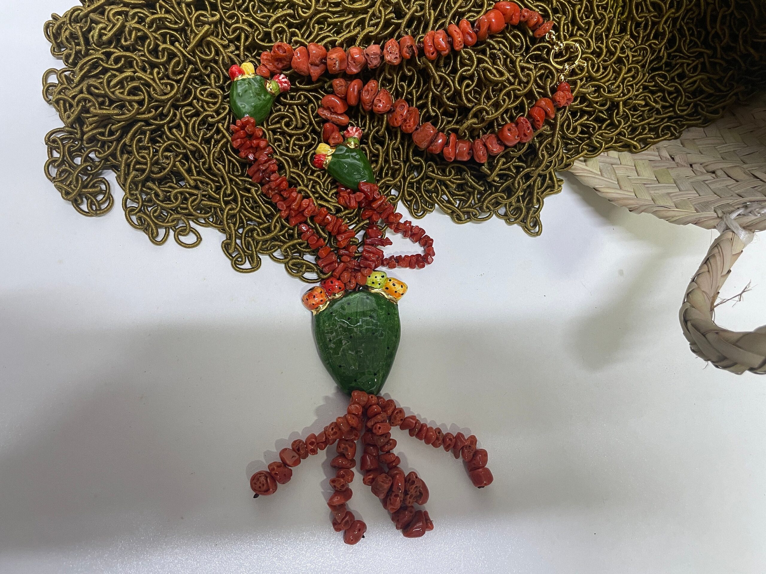 Collana di Corallo naturale del mediterraneo, collana multifilo, Fichi d’india in ceramica di Caltagirone, collana rossa, collana vistosa. Collane caratteristiche siciliane