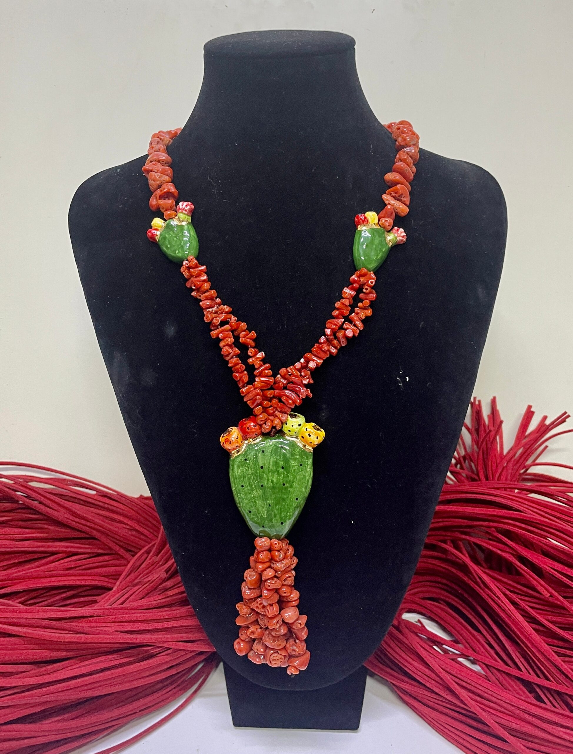 Collana di Corallo naturale del mediterraneo, collana multifilo, Fichi d’india in ceramica di Caltagirone, collana rossa, collana vistosa. Collane caratteristiche siciliane
