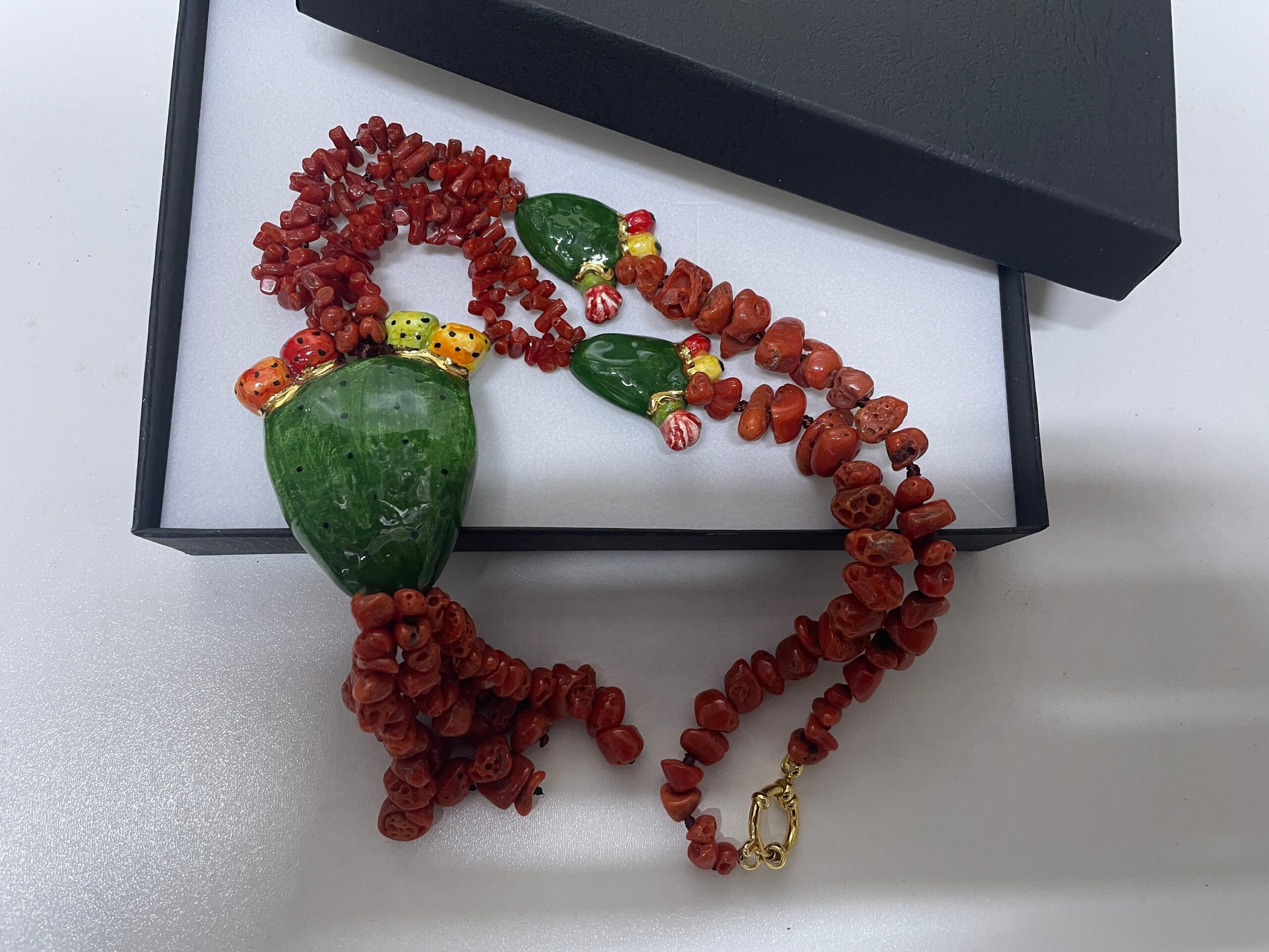 Collana di Corallo naturale del mediterraneo, collana multifilo, Fichi d’india in ceramica di Caltagirone, collana rossa, collana vistosa. Collane caratteristiche siciliane