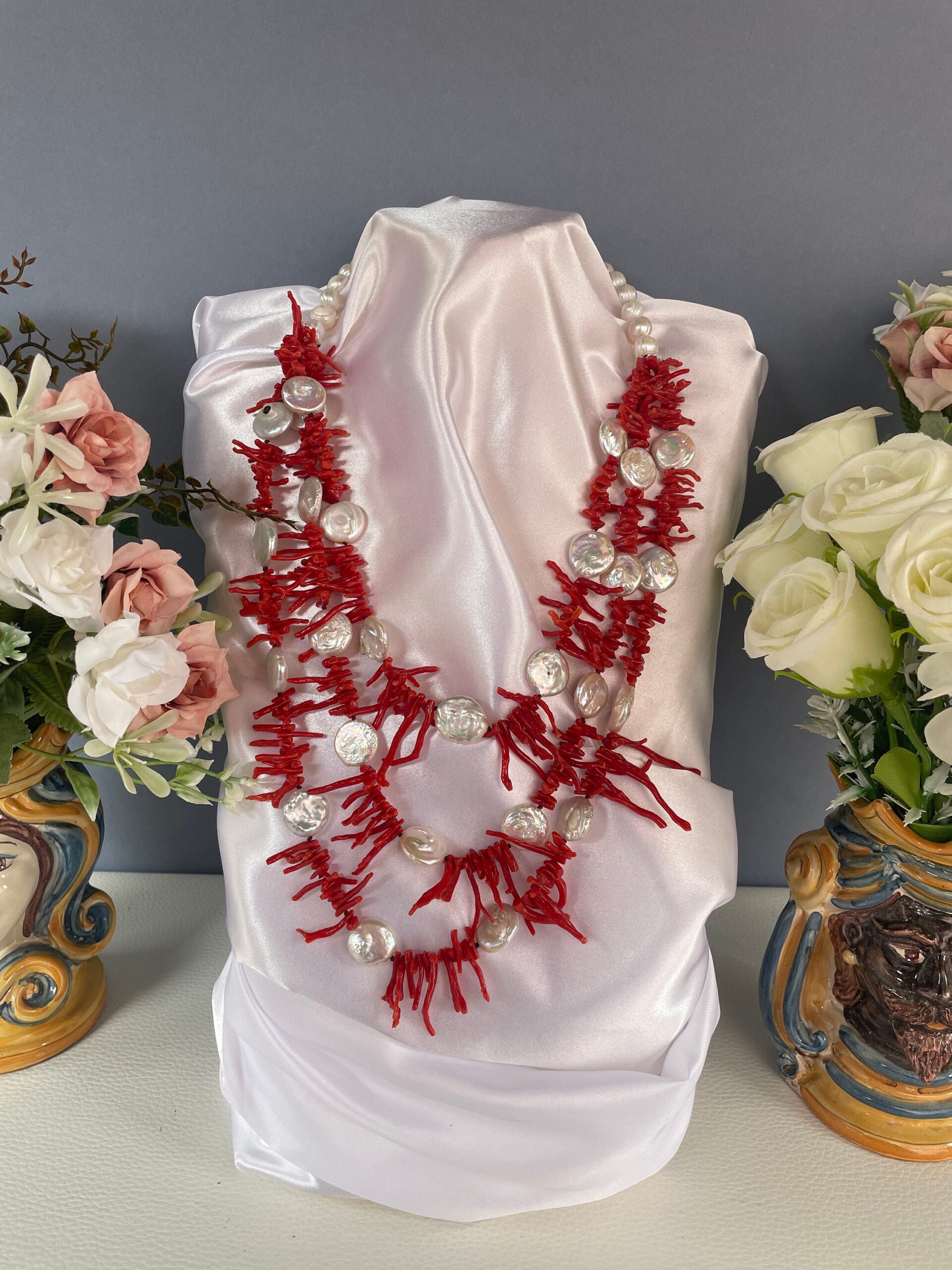 Splendida collana con perle barocche, rami di Corallo autentico e perle a moneta naturali, collana importante, regalo per lei. Collane caratteristiche siciliane