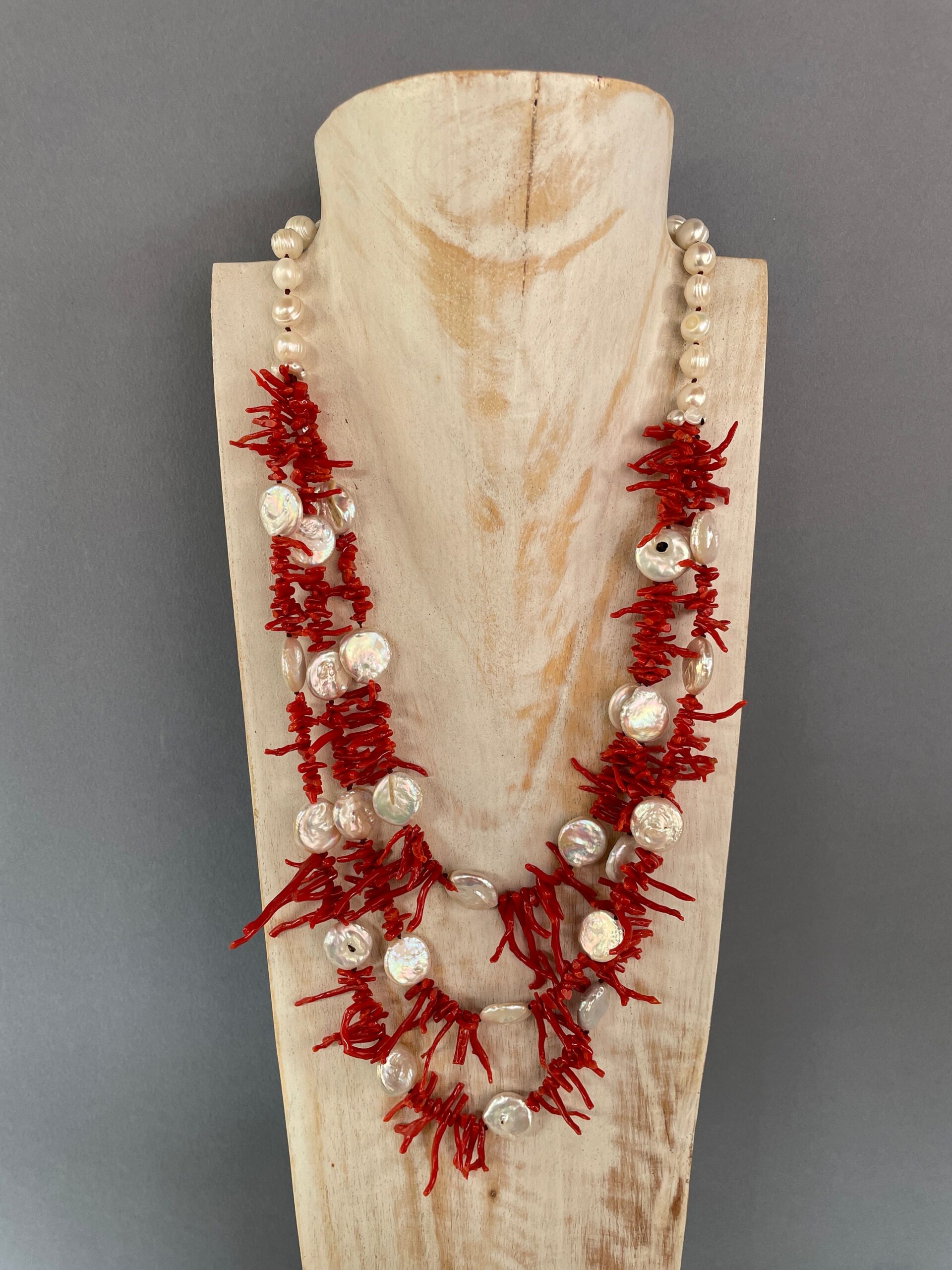 Splendida collana con perle barocche, rami di Corallo autentico e perle a moneta naturali, collana importante, regalo per lei. Collane caratteristiche siciliane