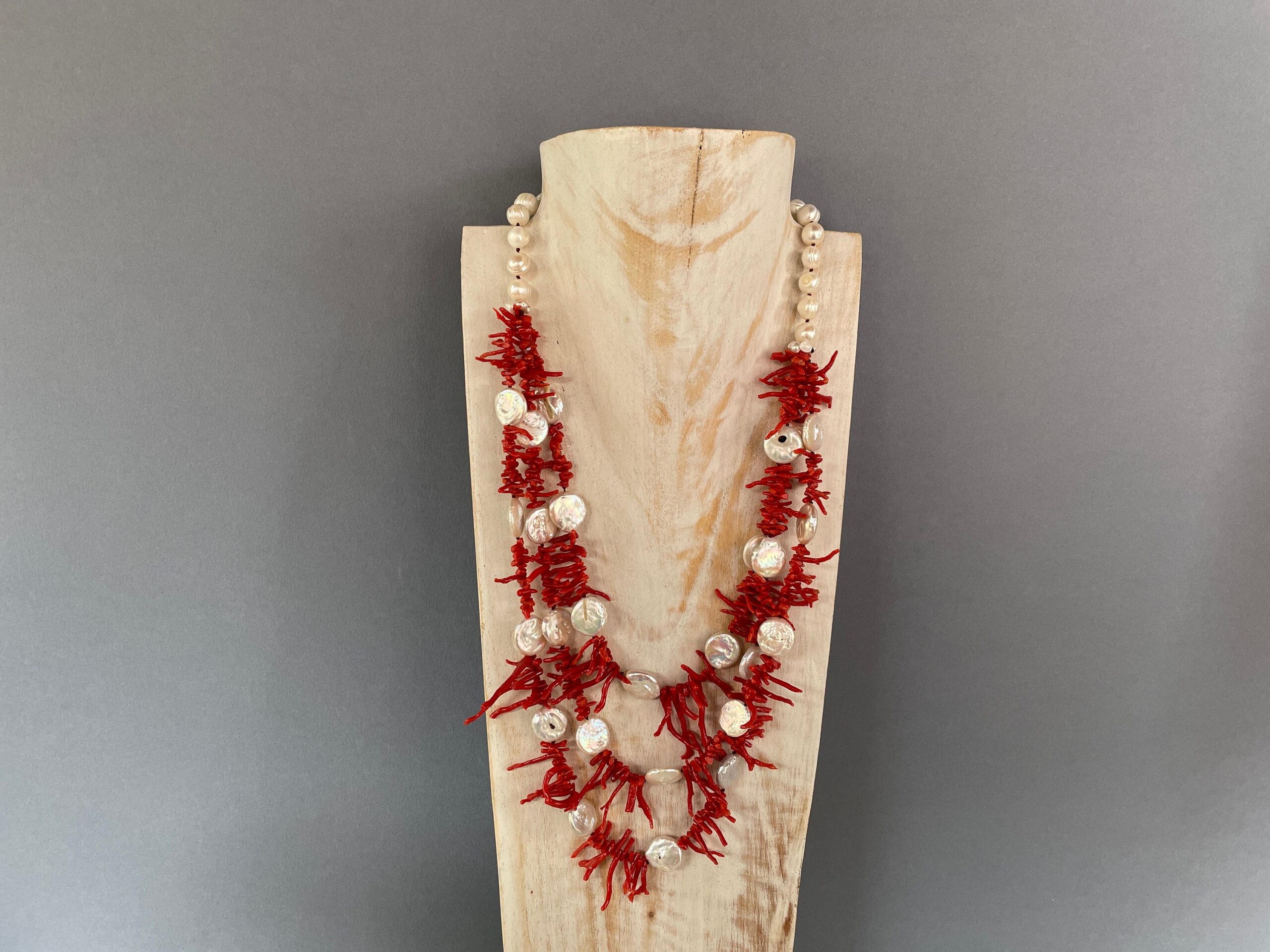 Splendida collana con perle barocche, rami di Corallo autentico e perle a moneta naturali, collana importante, regalo per lei. Collane caratteristiche siciliane