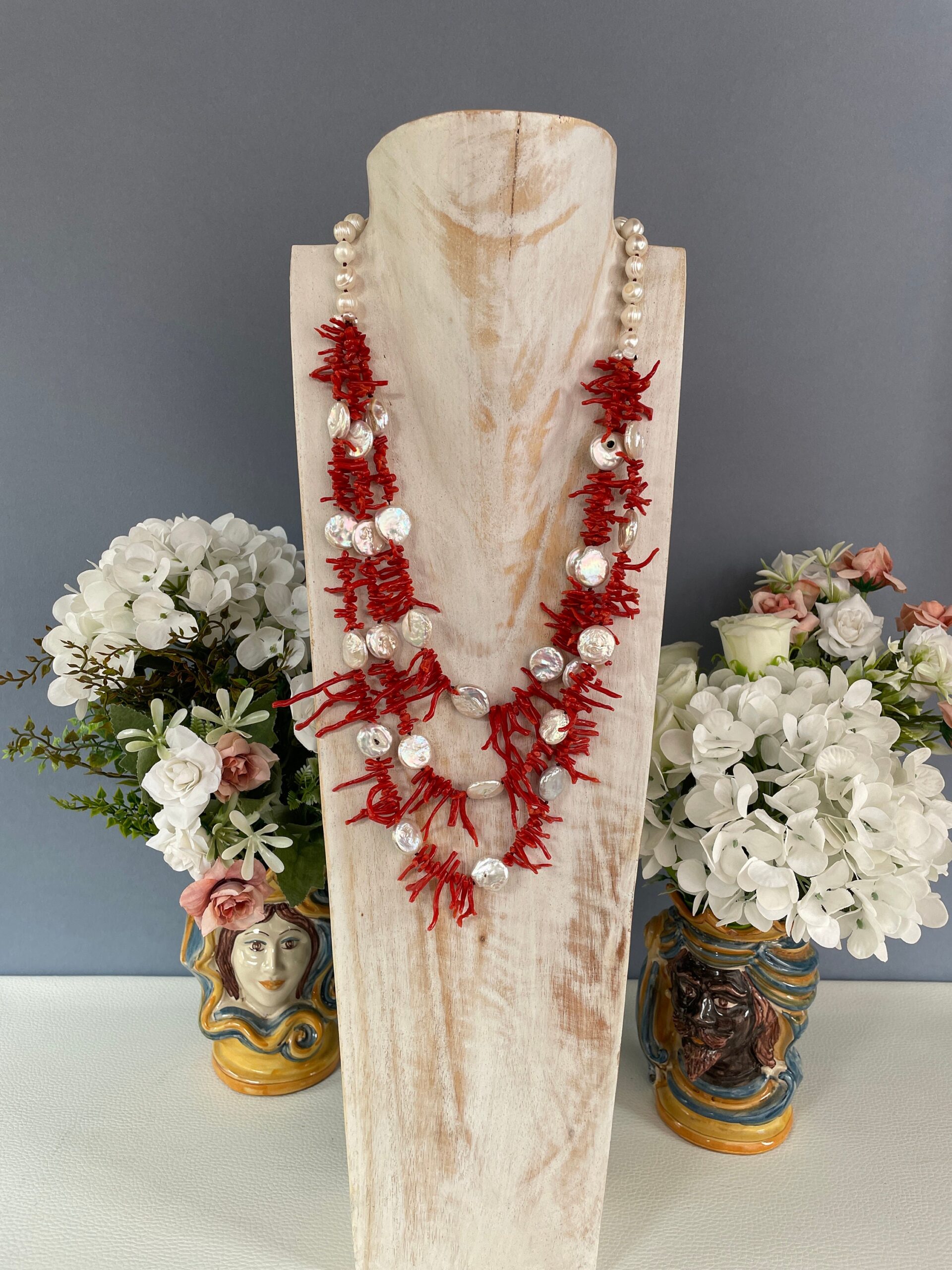 Splendida collana con perle barocche, rami di Corallo autentico e perle a moneta naturali, collana importante, regalo per lei. Collane caratteristiche siciliane