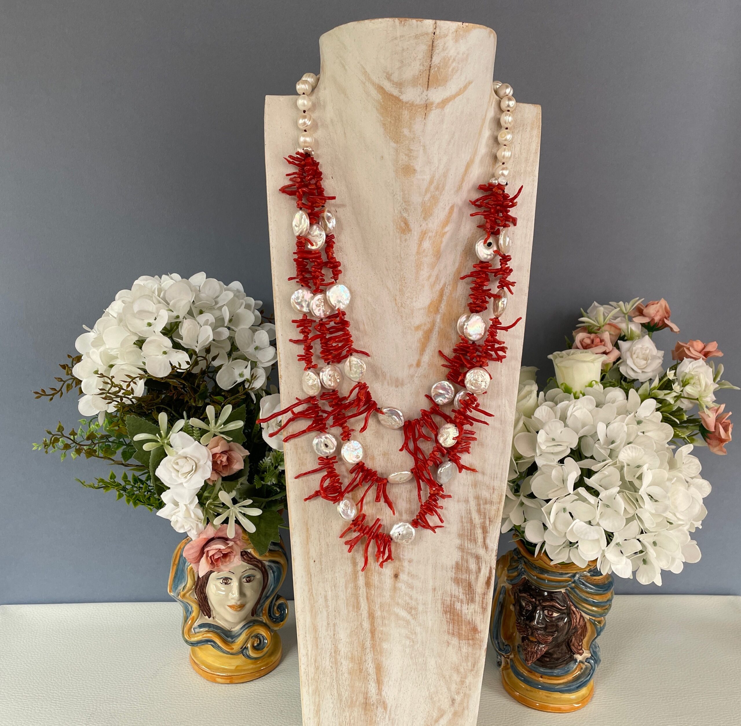 Splendida collana con perle barocche, rami di Corallo autentico e perle a moneta naturali, collana importante, regalo per lei. Collane caratteristiche siciliane
