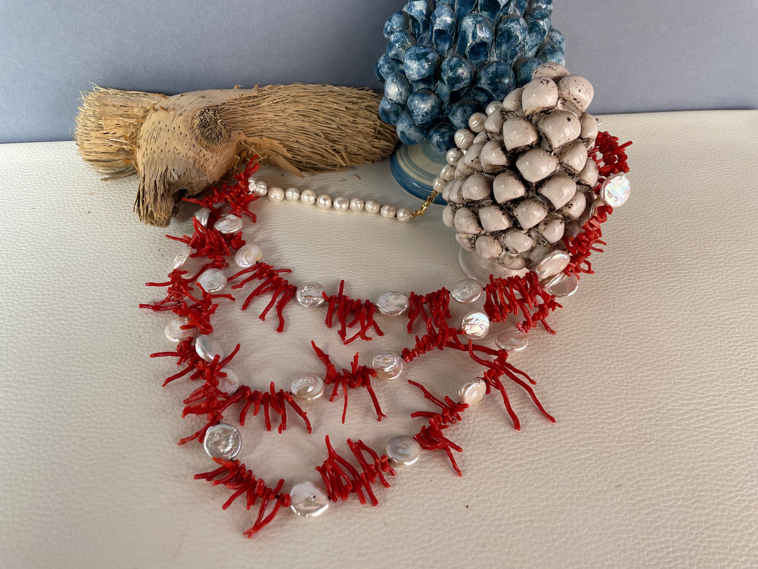 Splendida collana con perle barocche, rami di Corallo autentico e perle a moneta naturali, collana importante, regalo per lei. Collane caratteristiche siciliane