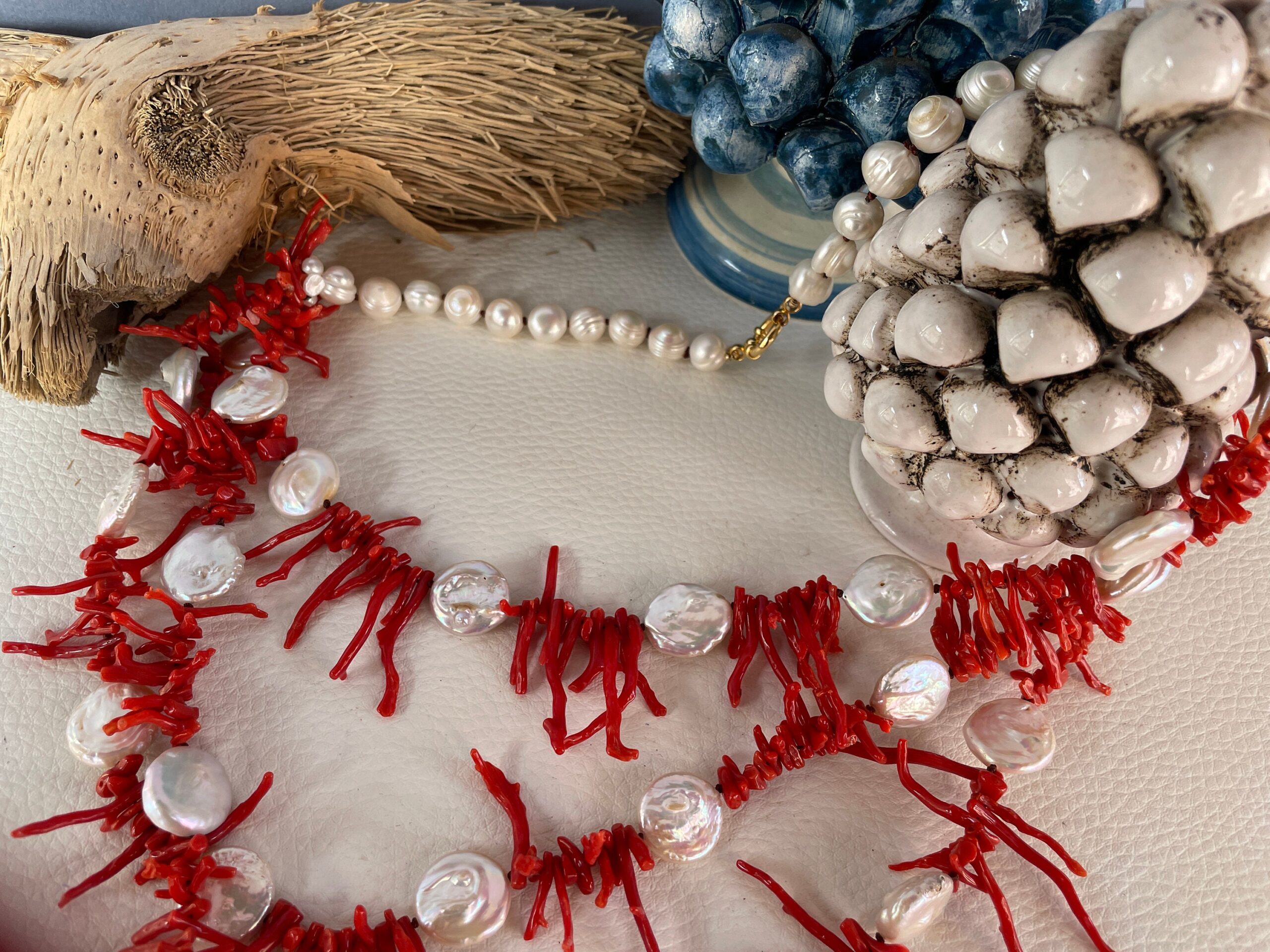 Splendida collana con perle barocche, rami di Corallo autentico e perle a moneta naturali, collana importante, regalo per lei. Collane caratteristiche siciliane