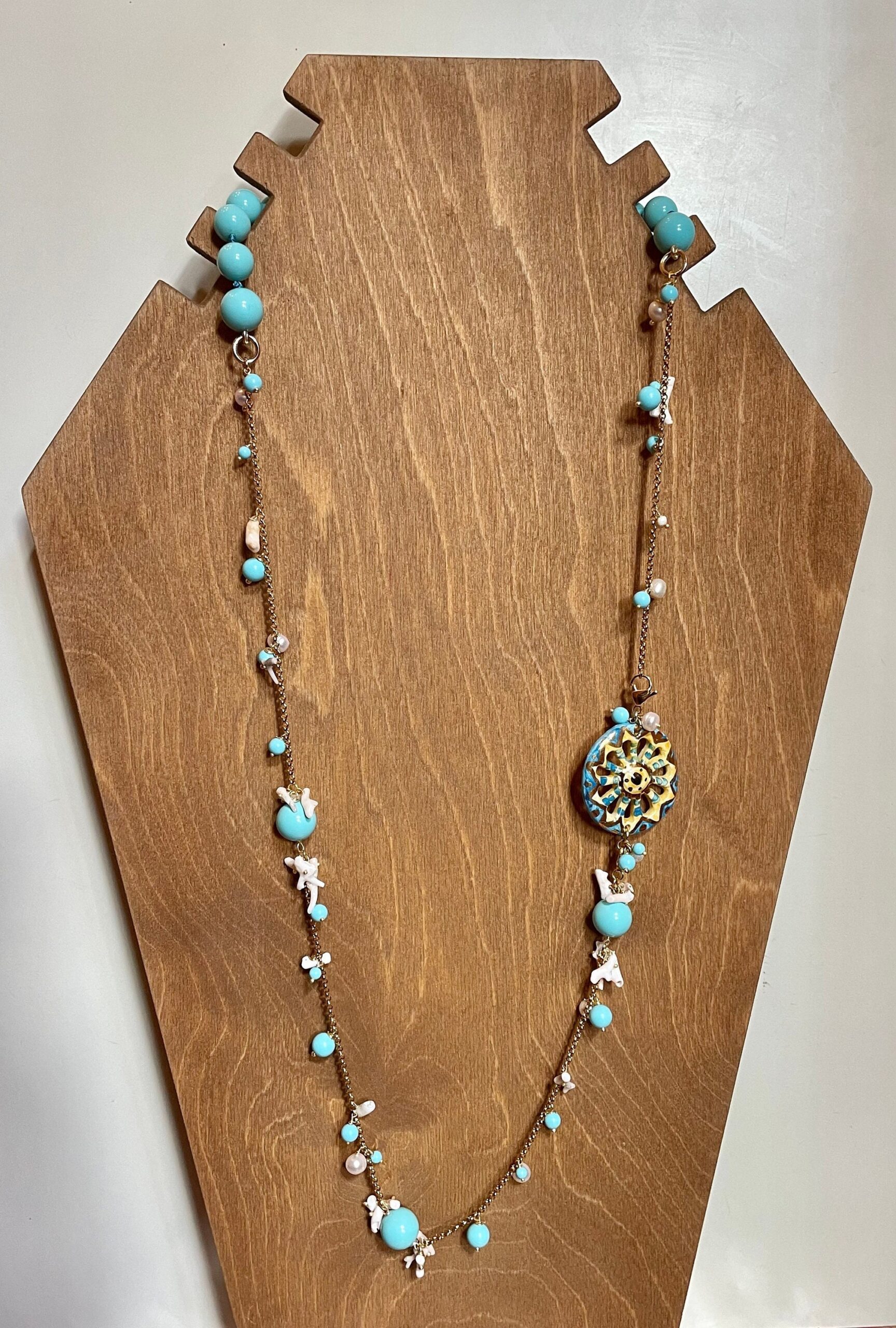 Collana composita, perle turchesi, perle di fiume, corallo rosa, ruota di carretto in ceramica di Caltagirone. regalo per lei. Collane caratteristiche siciliane