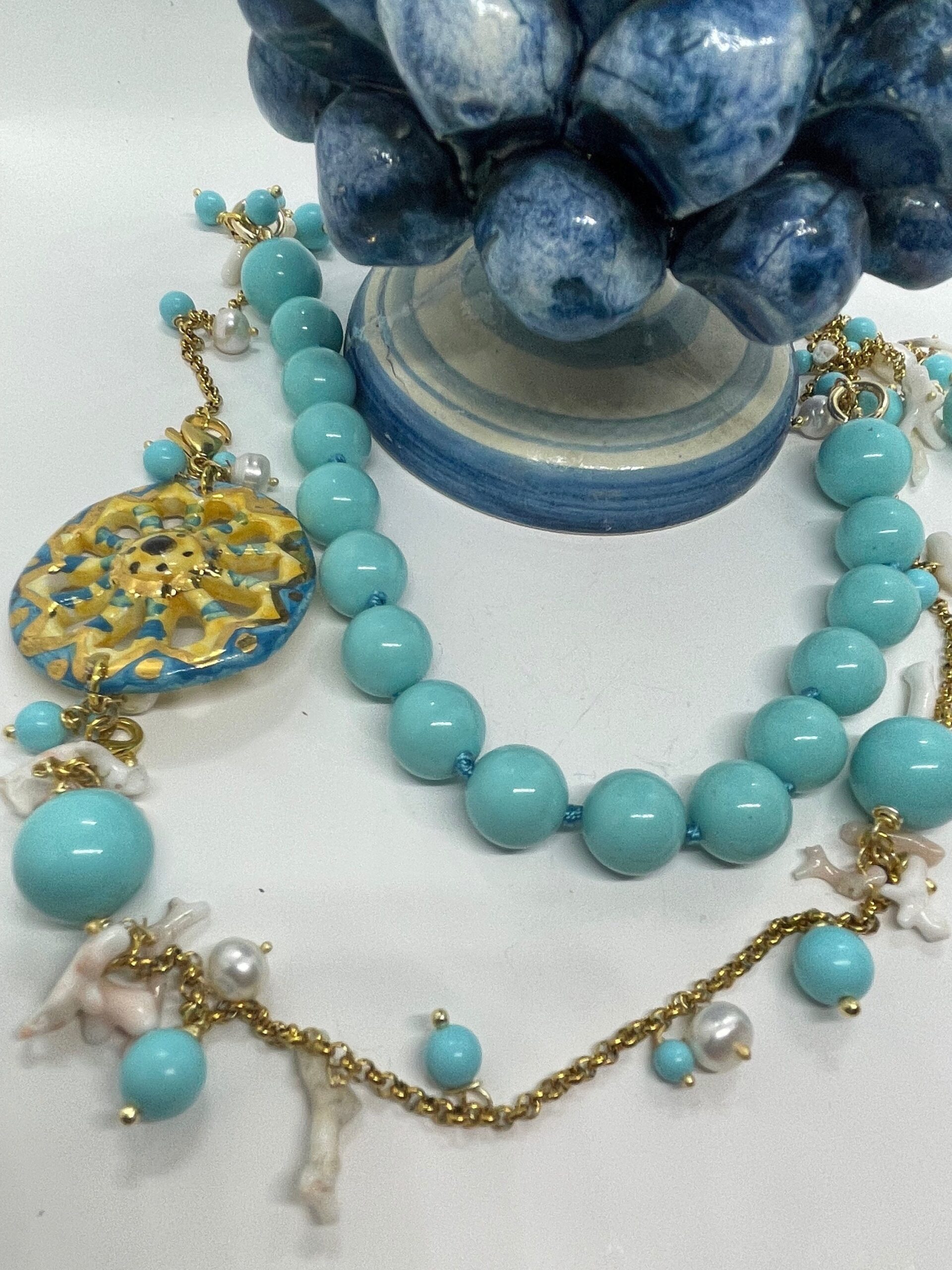 Collana composita, perle turchesi, perle di fiume, corallo rosa, ruota di carretto in ceramica di Caltagirone. regalo per lei. Collane caratteristiche siciliane