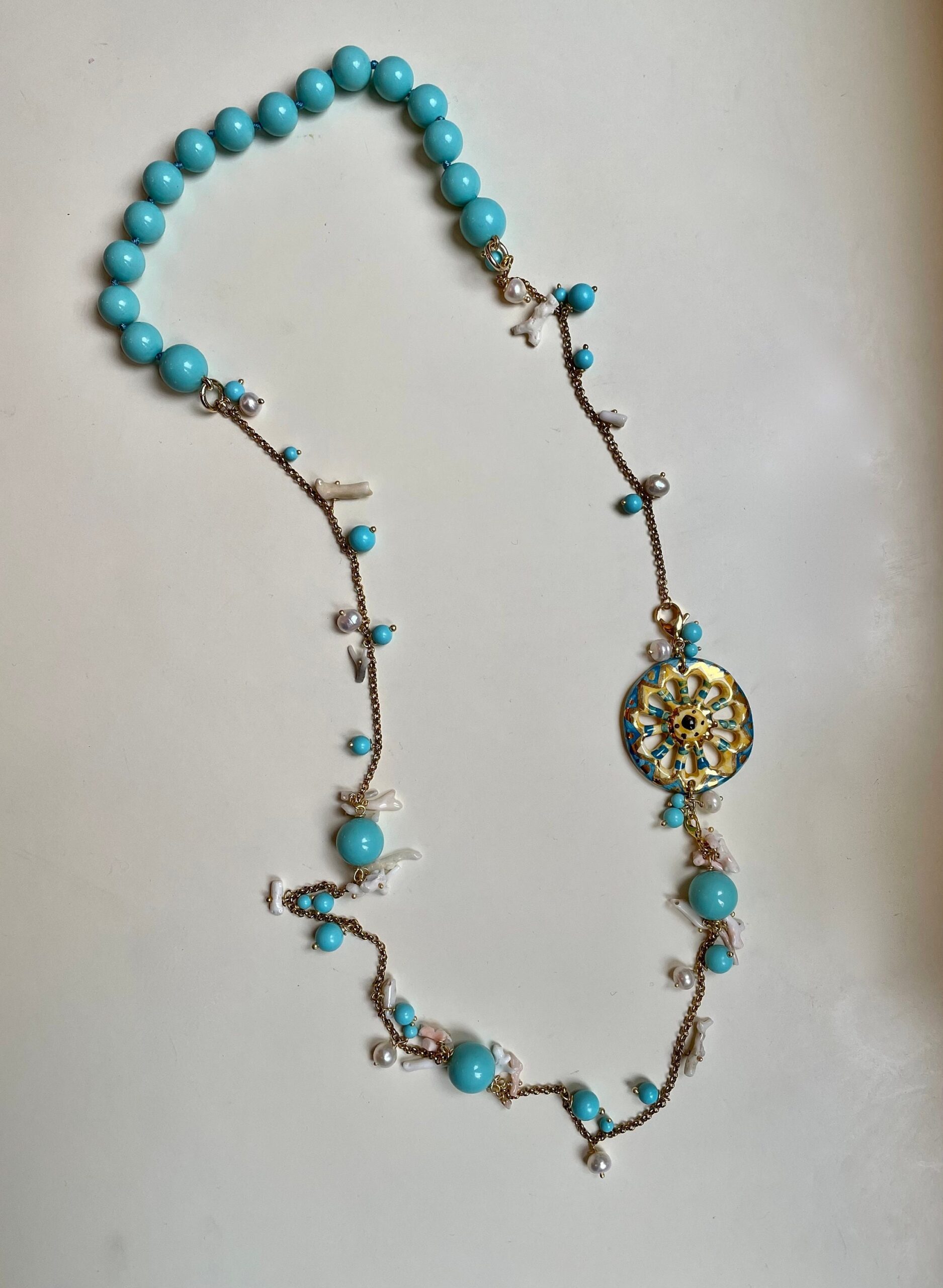 Collana composita, perle turchesi, perle di fiume, corallo rosa, ruota di carretto in ceramica di Caltagirone. regalo per lei. Collane caratteristiche siciliane