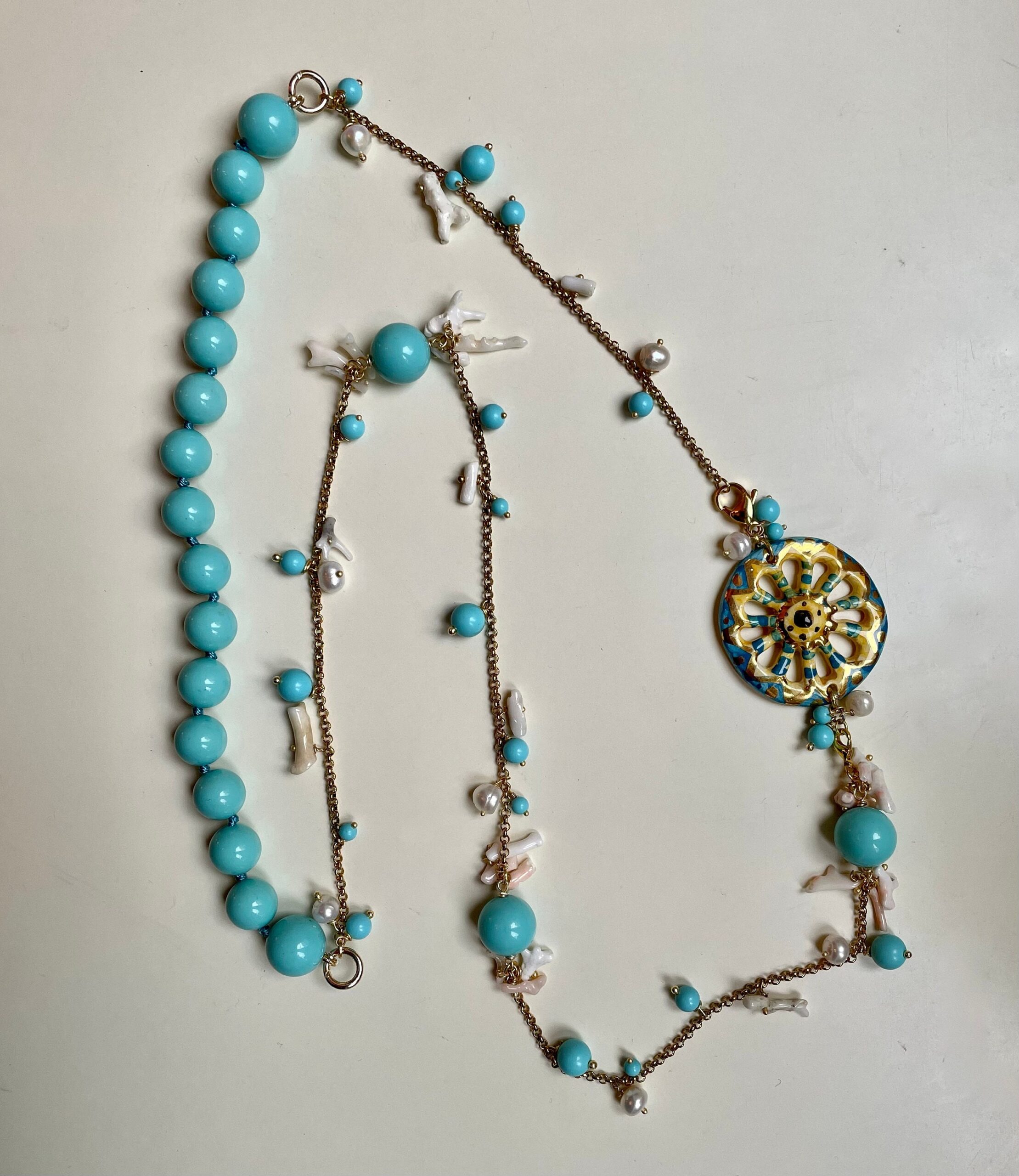 Collana composita, perle turchesi, perle di fiume, corallo rosa, ruota di carretto in ceramica di Caltagirone. regalo per lei. Collane caratteristiche siciliane