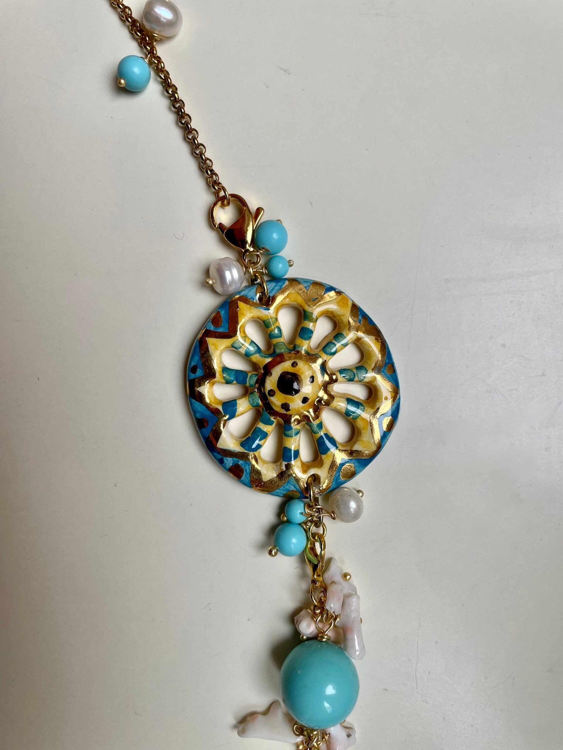 Collana composita, perle turchesi, perle di fiume, corallo rosa, ruota di carretto in ceramica di Caltagirone. regalo per lei. Collane caratteristiche siciliane