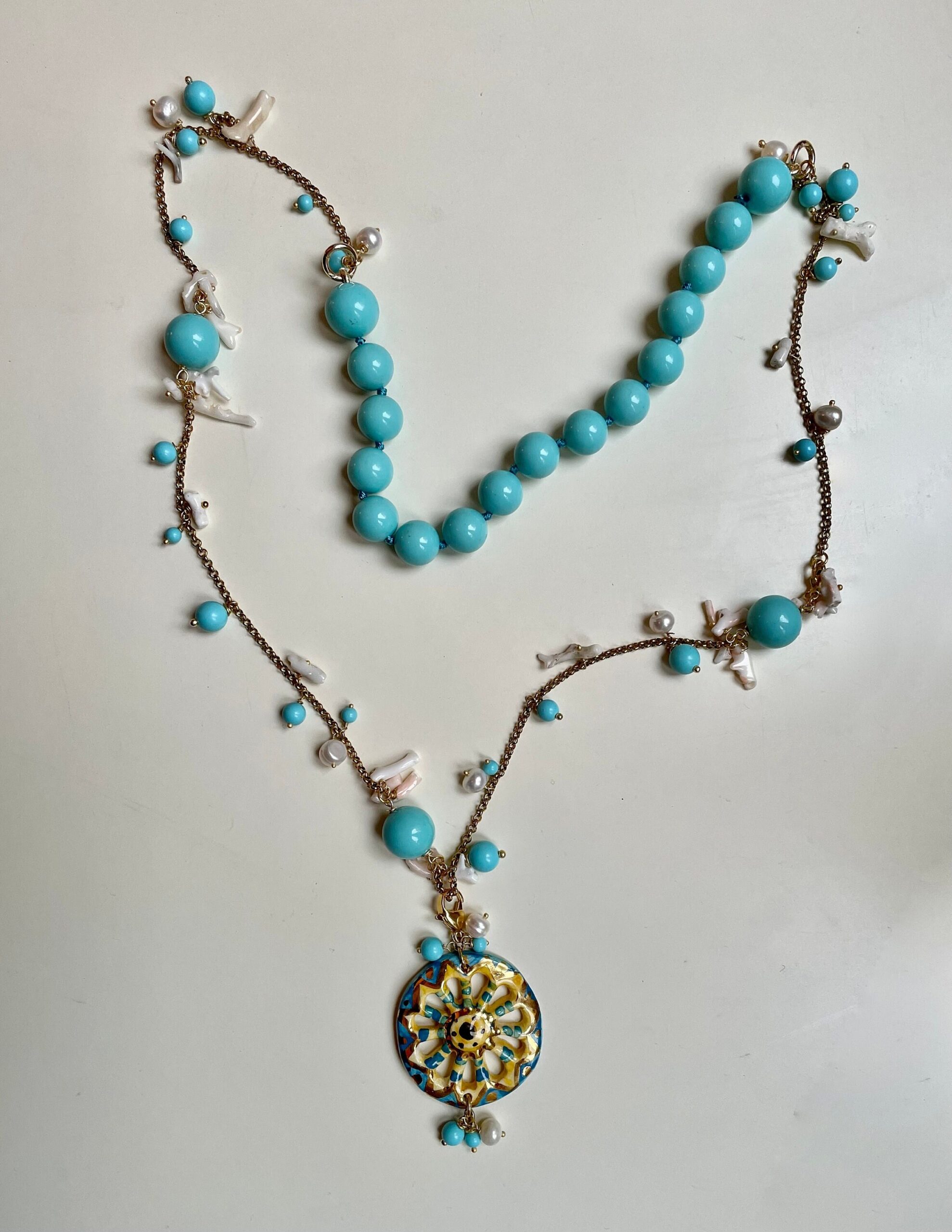Collana composita, perle turchesi, perle di fiume, corallo rosa, ruota di carretto in ceramica di Caltagirone. regalo per lei. Collane caratteristiche siciliane