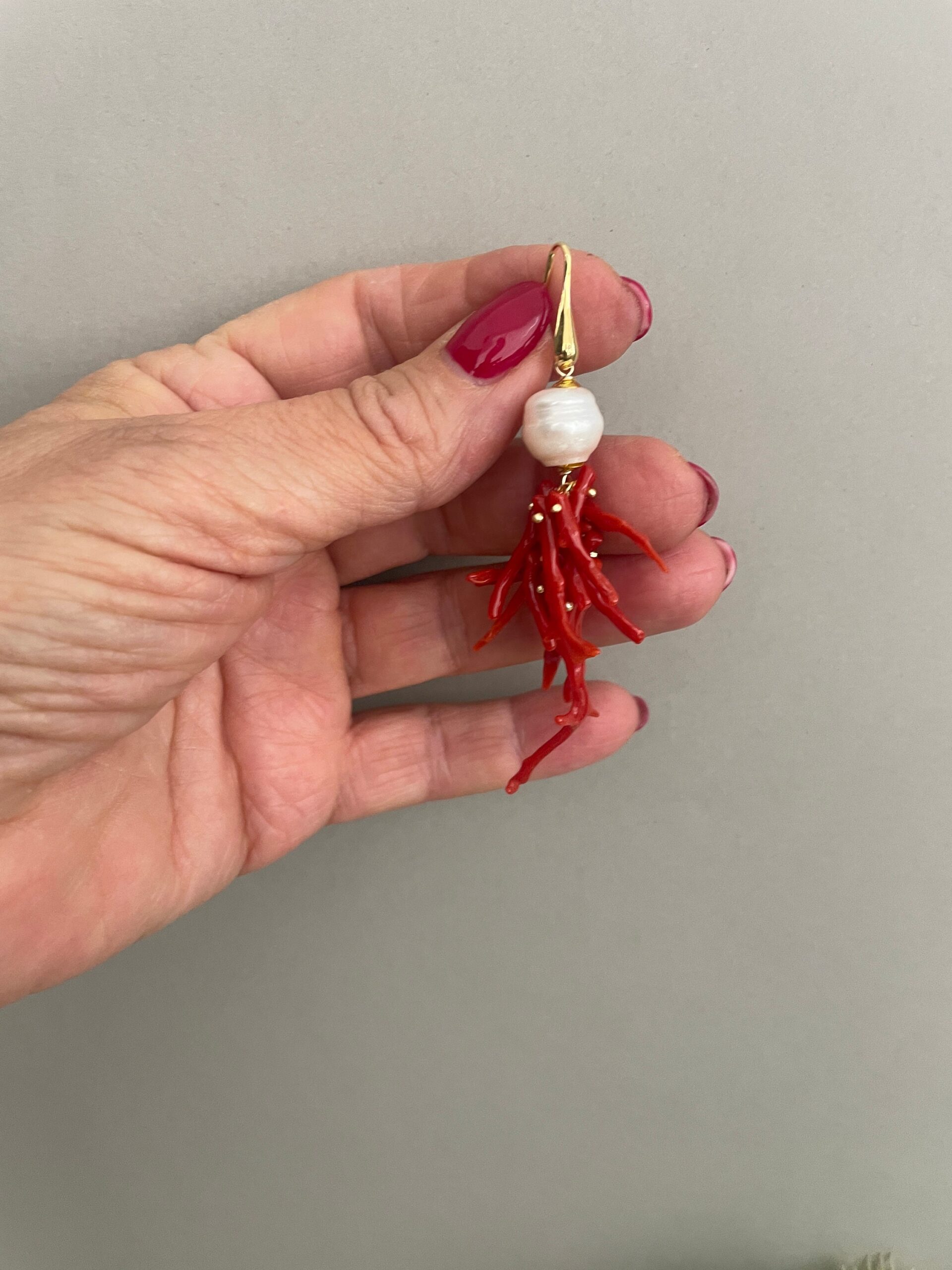 Orecchini argento 925, grappolo rami di corallo autentico del Mediterraneo, perla barocca, orecchini siciliani, regalo per lei. Corallo del Mediterraneo