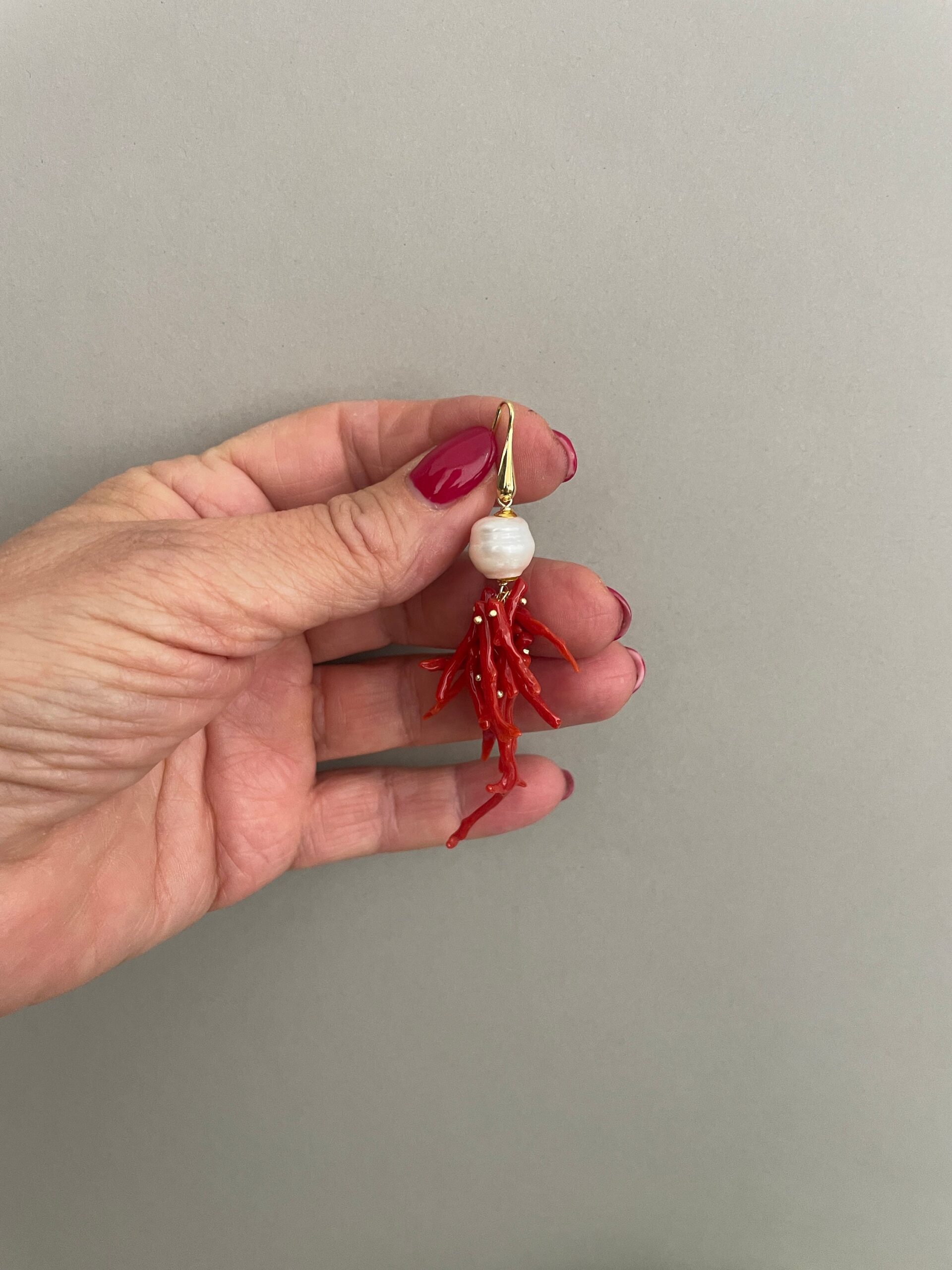 Orecchini argento 925, grappolo rami di corallo autentico del Mediterraneo, perla barocca, orecchini siciliani, regalo per lei. Corallo del Mediterraneo