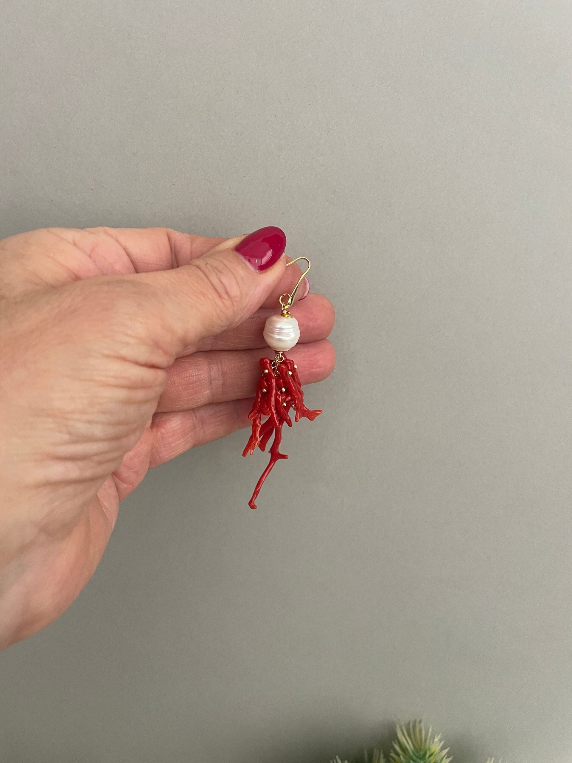 Orecchini argento 925, grappolo rami di corallo autentico del Mediterraneo, perla barocca, orecchini siciliani, regalo per lei. Corallo del Mediterraneo